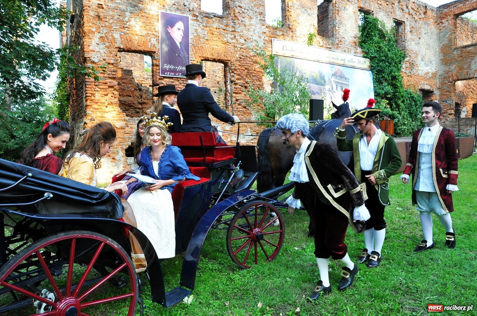 Zdjęcie w galerii na portalu naszraciborz.pl: Uprowadzenie - inscenizacja na tle starych ruin w Łubowicach [FOTO i WIDEO]  wiadomości z regionu