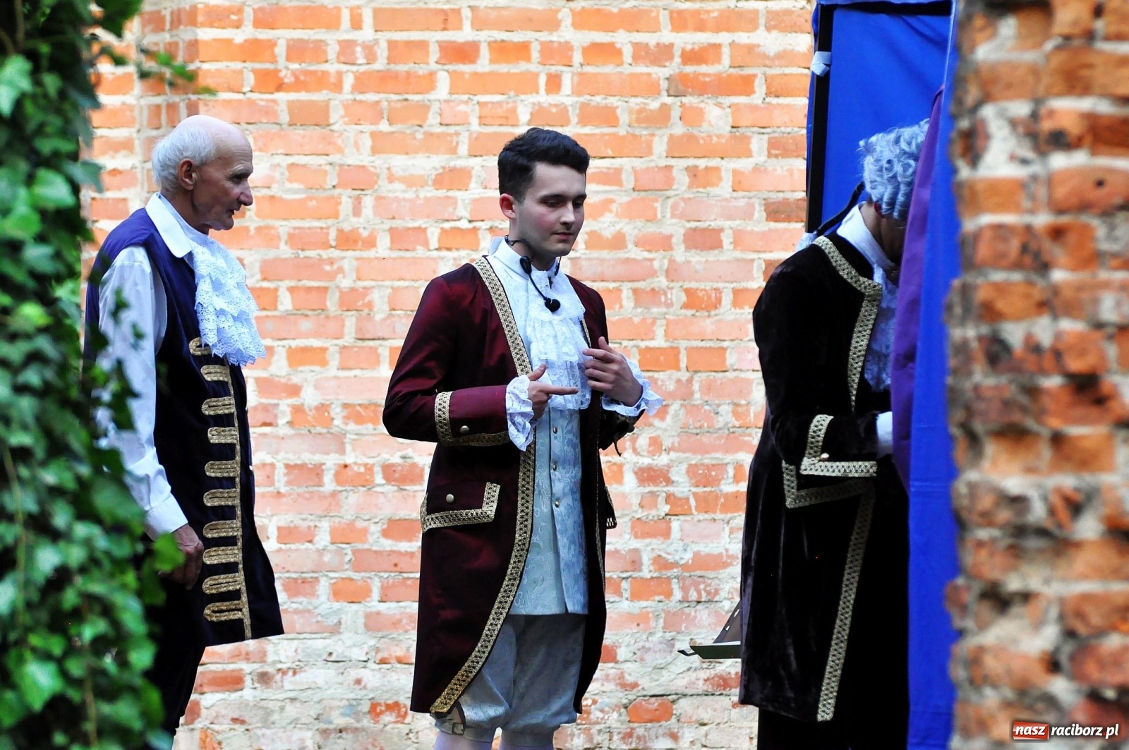 Zdjęcie w galerii na portalu naszraciborz.pl: Uprowadzenie - inscenizacja na tle starych ruin w Łubowicach [FOTO i WIDEO]  wiadomości z regionu