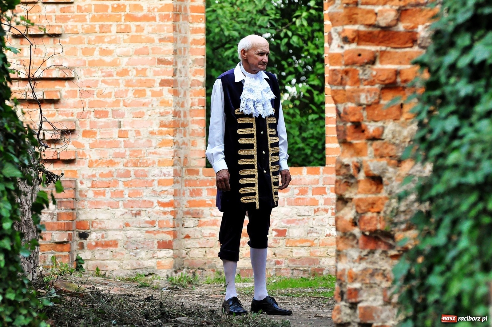 Zdjęcie w galerii na portalu naszraciborz.pl: Uprowadzenie - inscenizacja na tle starych ruin w Łubowicach [FOTO i WIDEO]  wiadomości z regionu