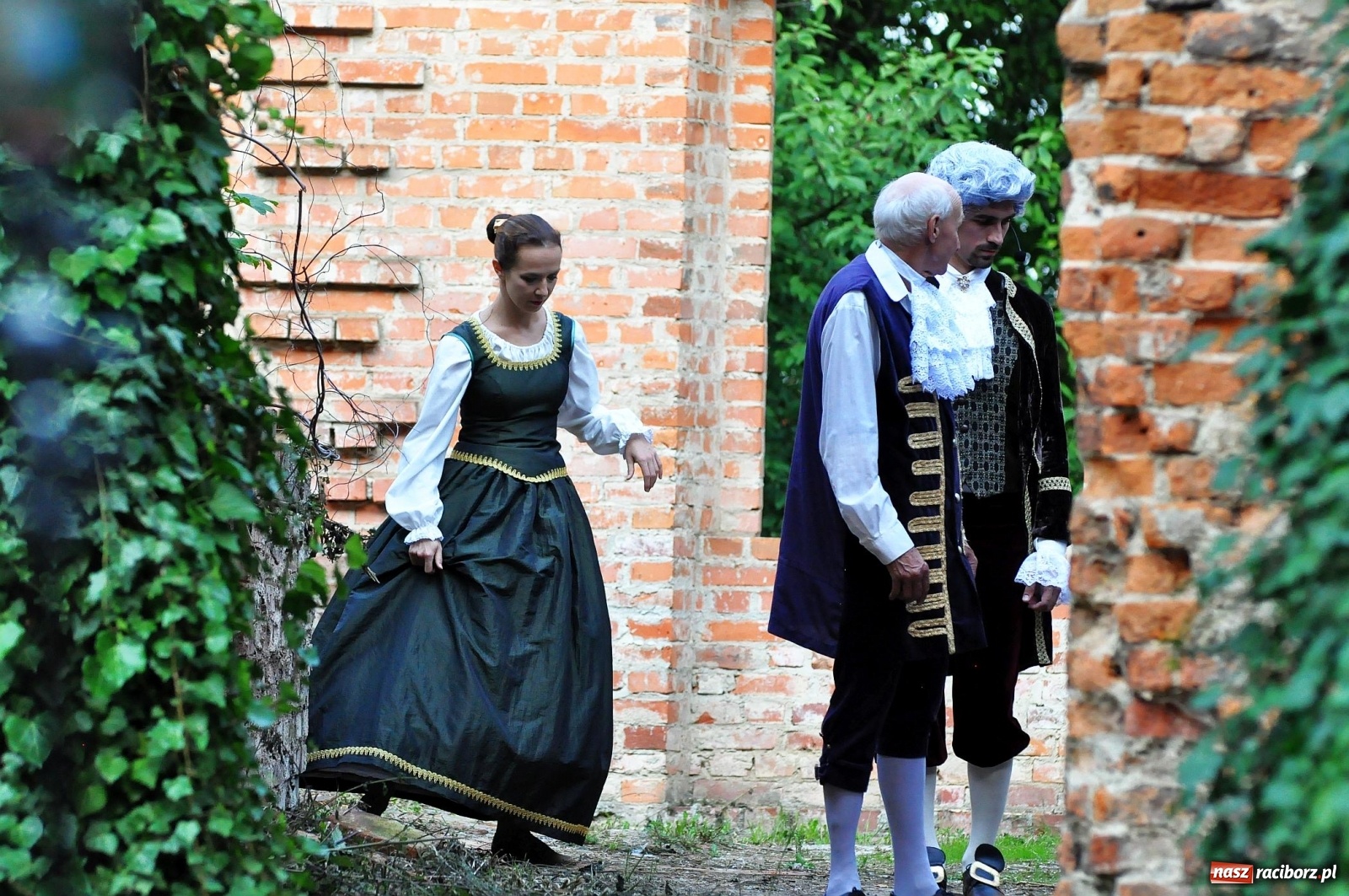 Zdjęcie w galerii na portalu naszraciborz.pl: Uprowadzenie - inscenizacja na tle starych ruin w Łubowicach [FOTO i WIDEO]  wiadomości z regionu