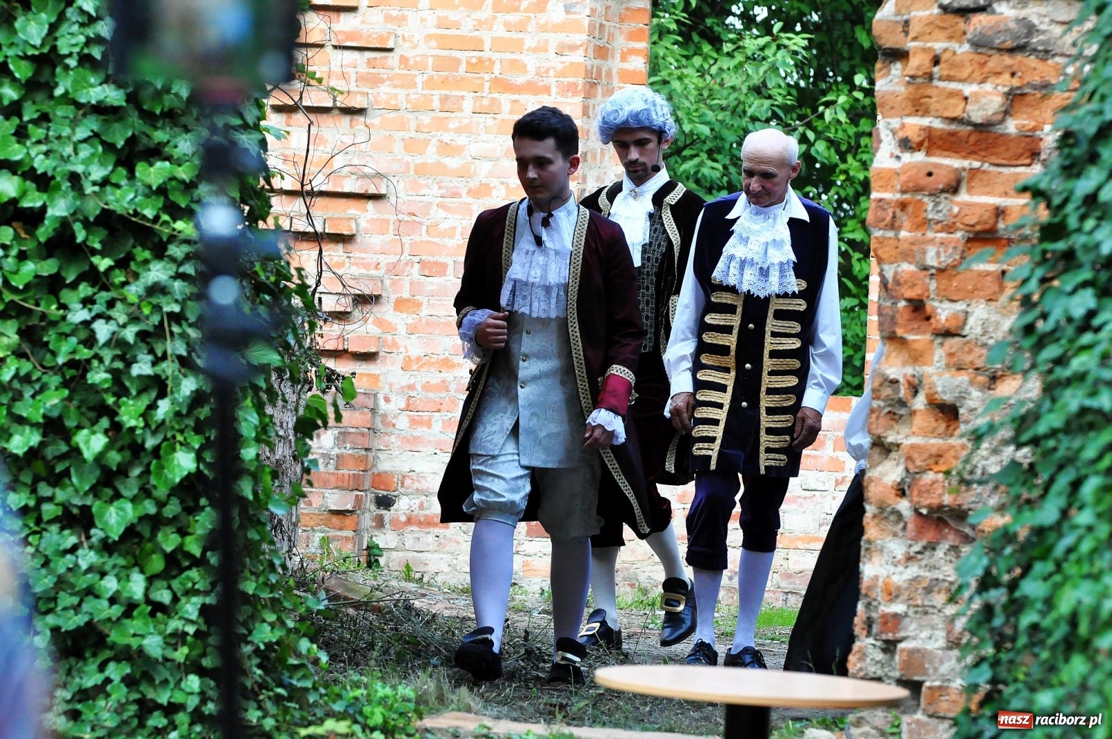 Zdjęcie w galerii na portalu naszraciborz.pl: Uprowadzenie - inscenizacja na tle starych ruin w Łubowicach [FOTO i WIDEO]  wiadomości z regionu