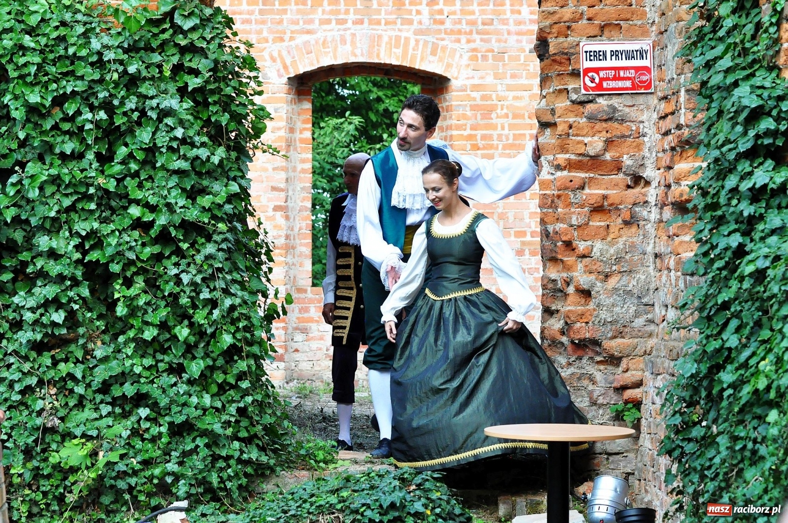 Zdjęcie w galerii na portalu naszraciborz.pl: Uprowadzenie - inscenizacja na tle starych ruin w Łubowicach [FOTO i WIDEO]  wiadomości z regionu