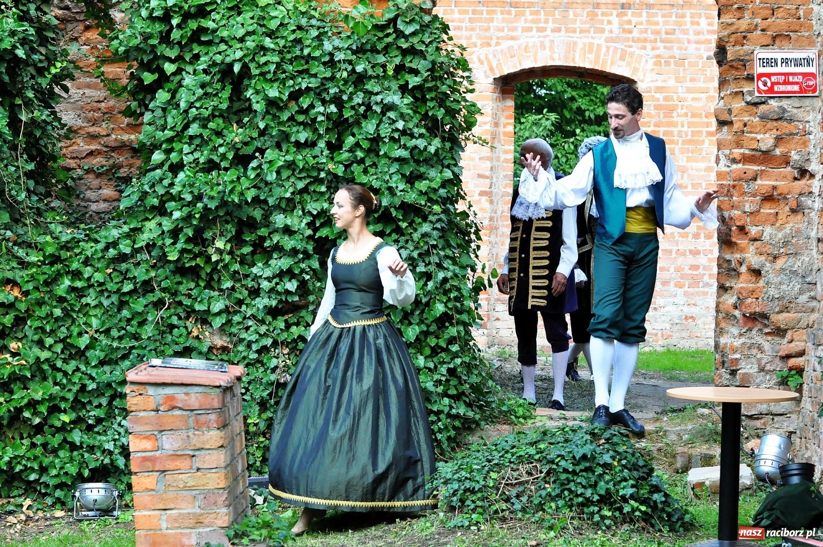 Zdjęcie w galerii na portalu naszraciborz.pl: Uprowadzenie - inscenizacja na tle starych ruin w Łubowicach [FOTO i WIDEO]  wiadomości z regionu