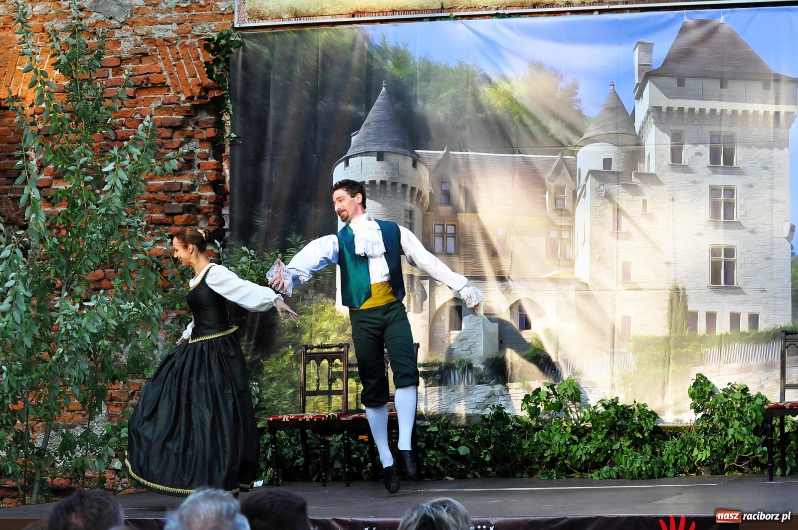 Zdjęcie w galerii na portalu naszraciborz.pl: Uprowadzenie - inscenizacja na tle starych ruin w Łubowicach [FOTO i WIDEO]  wiadomości z regionu