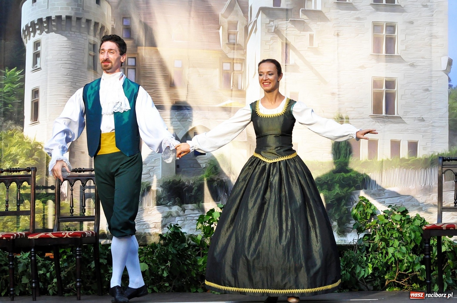 Zdjęcie w galerii na portalu naszraciborz.pl: Uprowadzenie - inscenizacja na tle starych ruin w Łubowicach [FOTO i WIDEO]  wiadomości z regionu