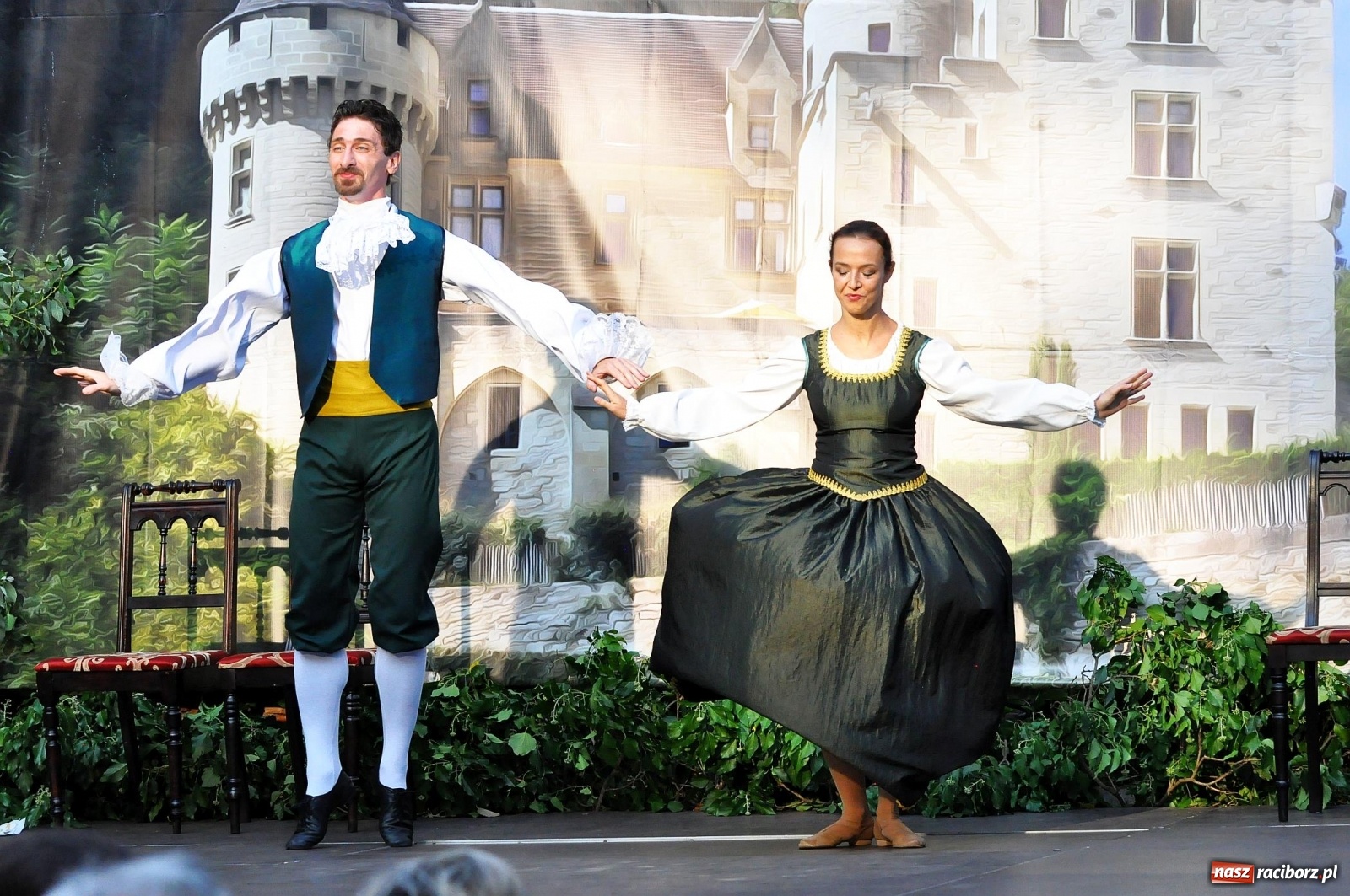 Zdjęcie w galerii na portalu naszraciborz.pl: Uprowadzenie - inscenizacja na tle starych ruin w Łubowicach [FOTO i WIDEO]  wiadomości z regionu