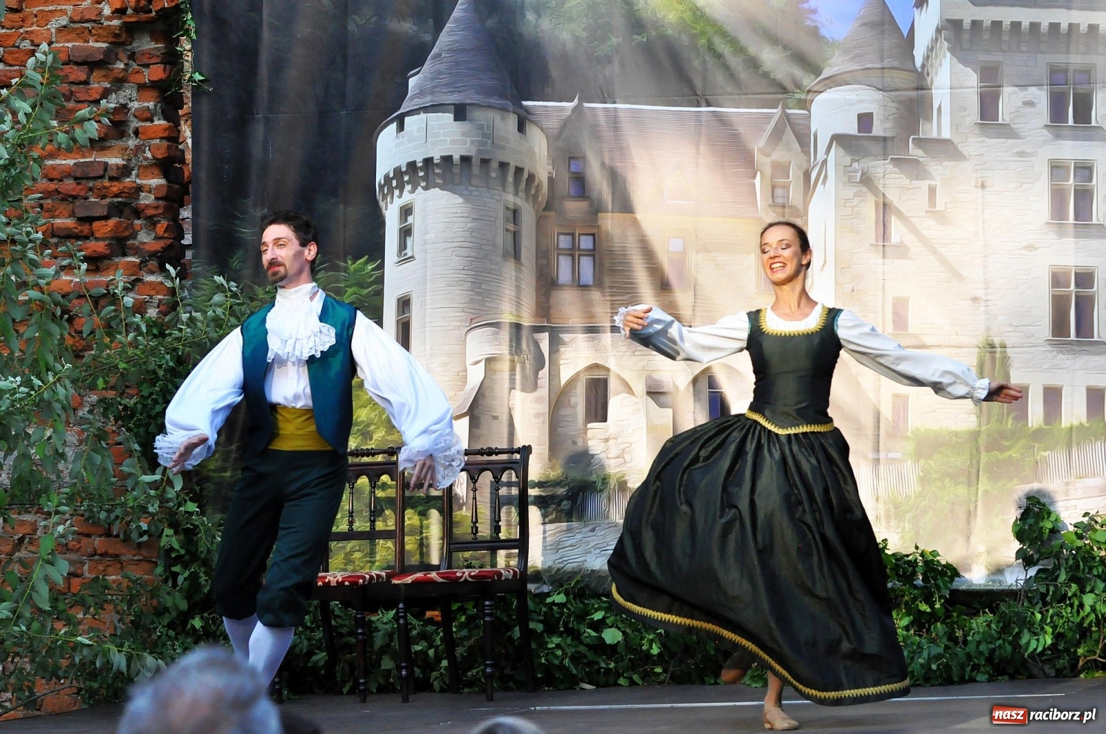 Zdjęcie w galerii na portalu naszraciborz.pl: Uprowadzenie - inscenizacja na tle starych ruin w Łubowicach [FOTO i WIDEO]  wiadomości z regionu