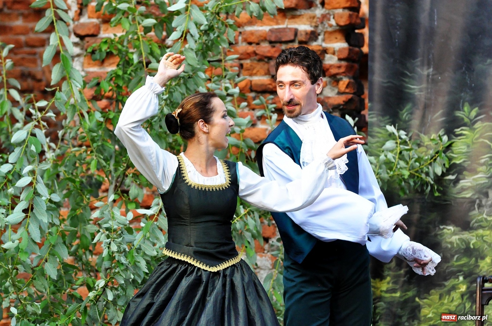 Zdjęcie w galerii na portalu naszraciborz.pl: Uprowadzenie - inscenizacja na tle starych ruin w Łubowicach [FOTO i WIDEO]  wiadomości z regionu