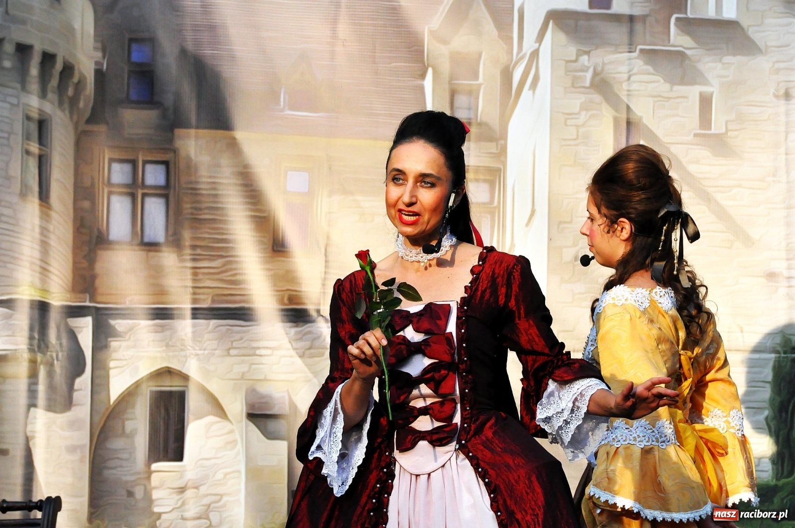 Zdjęcie w galerii na portalu naszraciborz.pl: Uprowadzenie - inscenizacja na tle starych ruin w Łubowicach [FOTO i WIDEO]  wiadomości z regionu