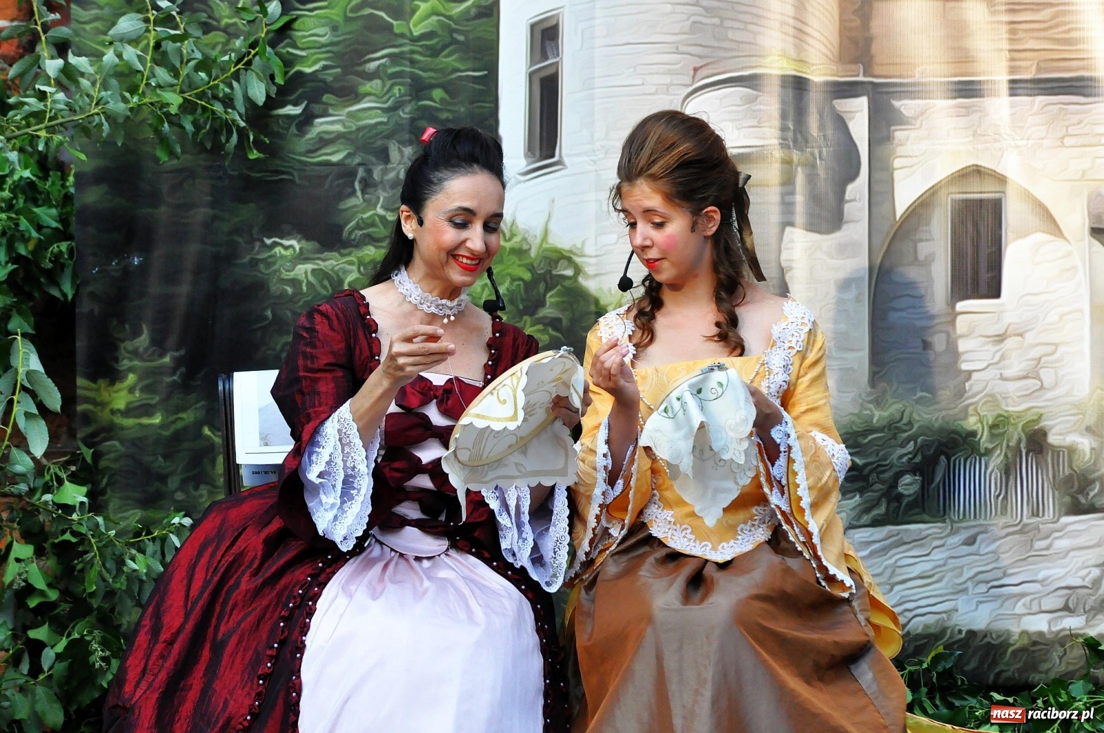 Zdjęcie w galerii na portalu naszraciborz.pl: Uprowadzenie - inscenizacja na tle starych ruin w Łubowicach [FOTO i WIDEO]  wiadomości z regionu