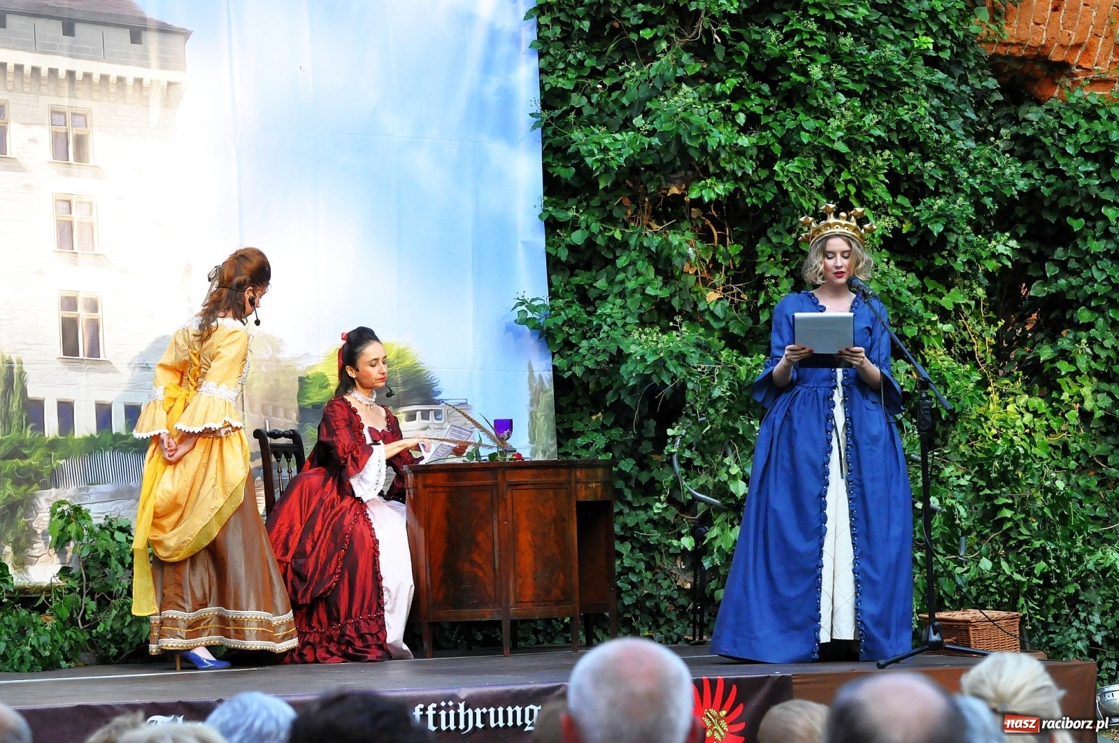 Zdjęcie w galerii na portalu naszraciborz.pl: Uprowadzenie - inscenizacja na tle starych ruin w Łubowicach [FOTO i WIDEO]  wiadomości z regionu