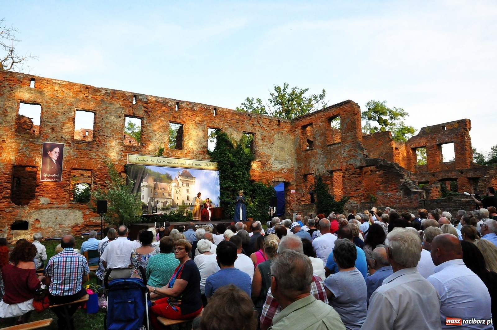Zdjęcie w galerii na portalu naszraciborz.pl: Uprowadzenie - inscenizacja na tle starych ruin w Łubowicach [FOTO i WIDEO]  wiadomości z regionu