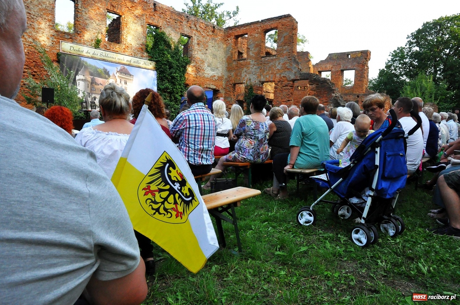 Zdjęcie w galerii na portalu naszraciborz.pl: Uprowadzenie - inscenizacja na tle starych ruin w Łubowicach [FOTO i WIDEO]  wiadomości z regionu