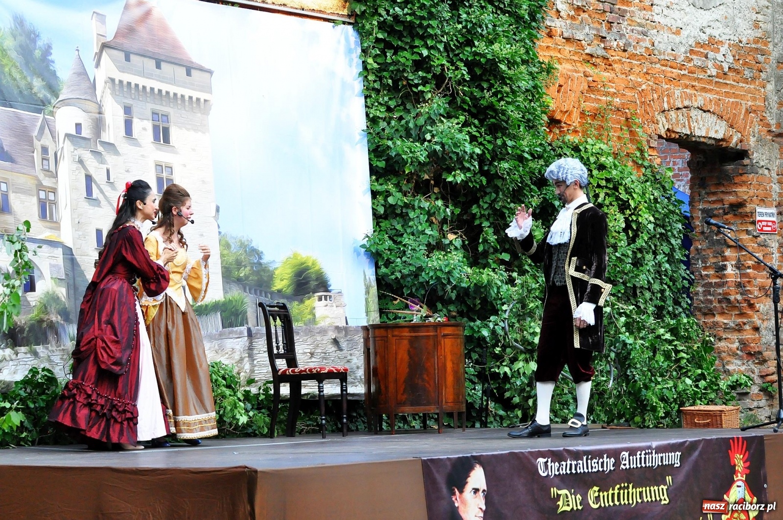 Zdjęcie w galerii na portalu naszraciborz.pl: Uprowadzenie - inscenizacja na tle starych ruin w Łubowicach [FOTO i WIDEO]  wiadomości z regionu