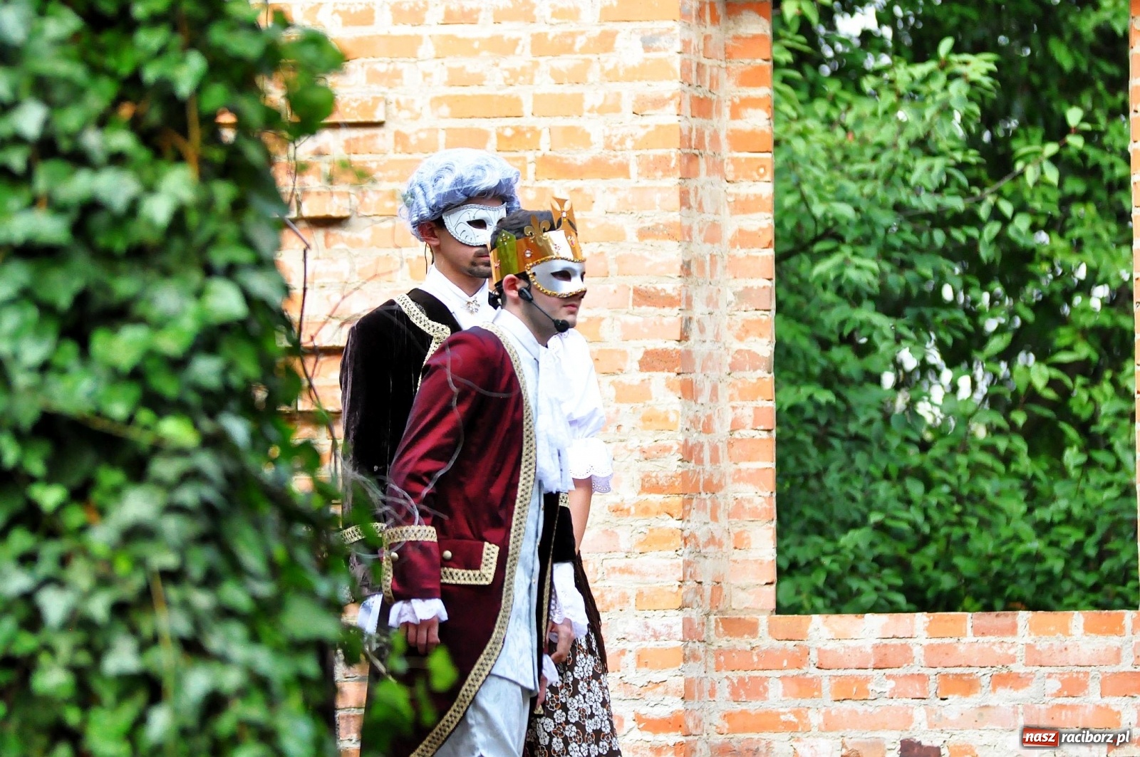 Zdjęcie w galerii na portalu naszraciborz.pl: Uprowadzenie - inscenizacja na tle starych ruin w Łubowicach [FOTO i WIDEO]  wiadomości z regionu