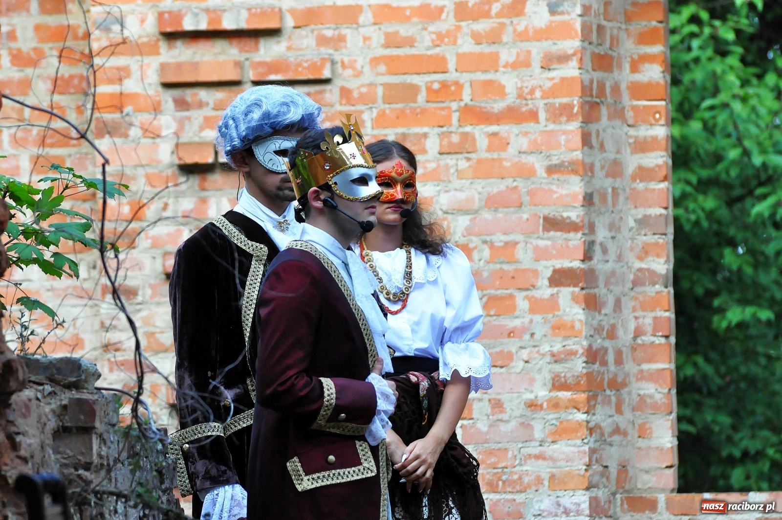 Zdjęcie w galerii na portalu naszraciborz.pl: Uprowadzenie - inscenizacja na tle starych ruin w Łubowicach [FOTO i WIDEO]  wiadomości z regionu