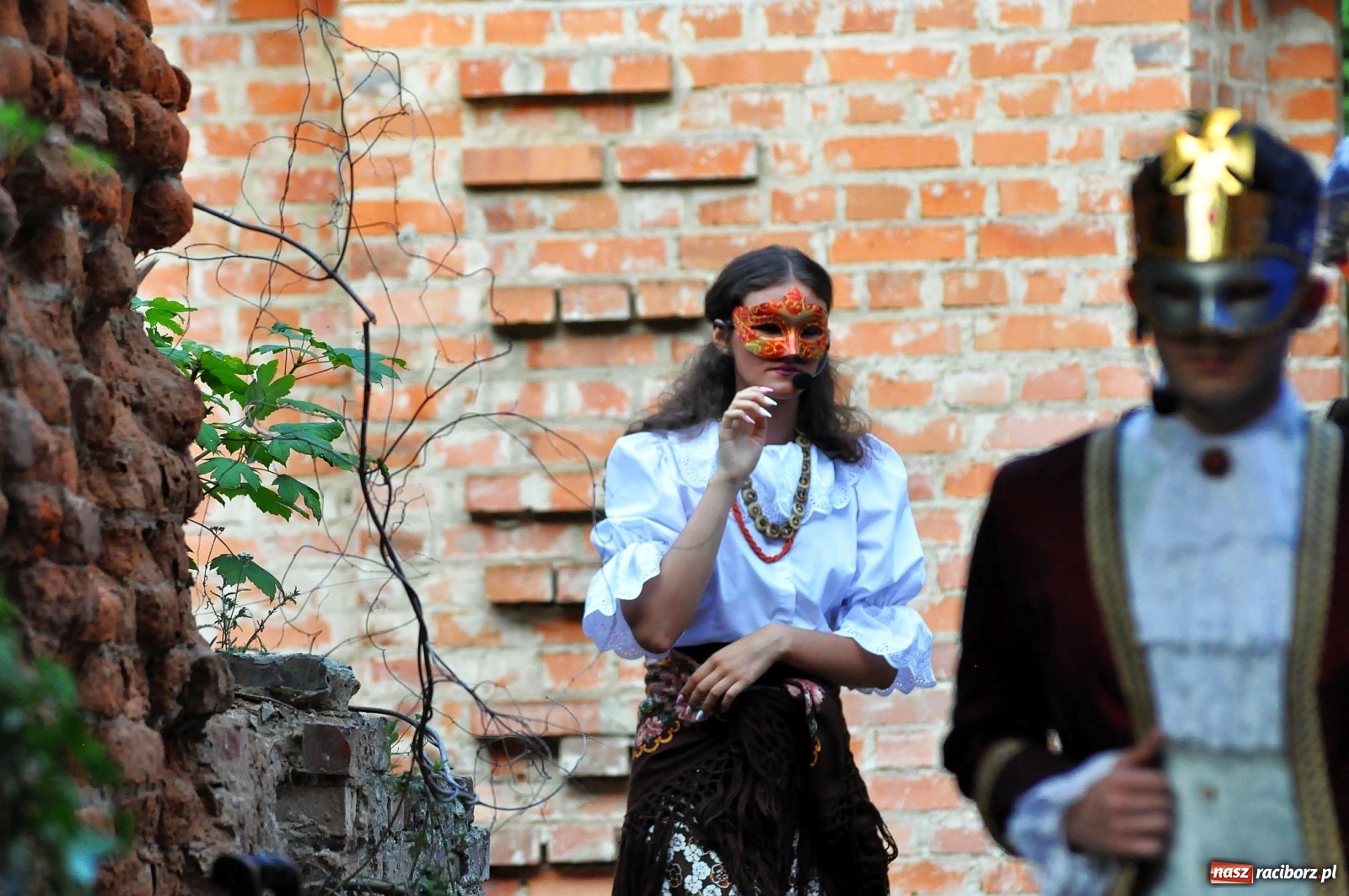 Zdjęcie w galerii na portalu naszraciborz.pl: Uprowadzenie - inscenizacja na tle starych ruin w Łubowicach [FOTO i WIDEO]  wiadomości z regionu