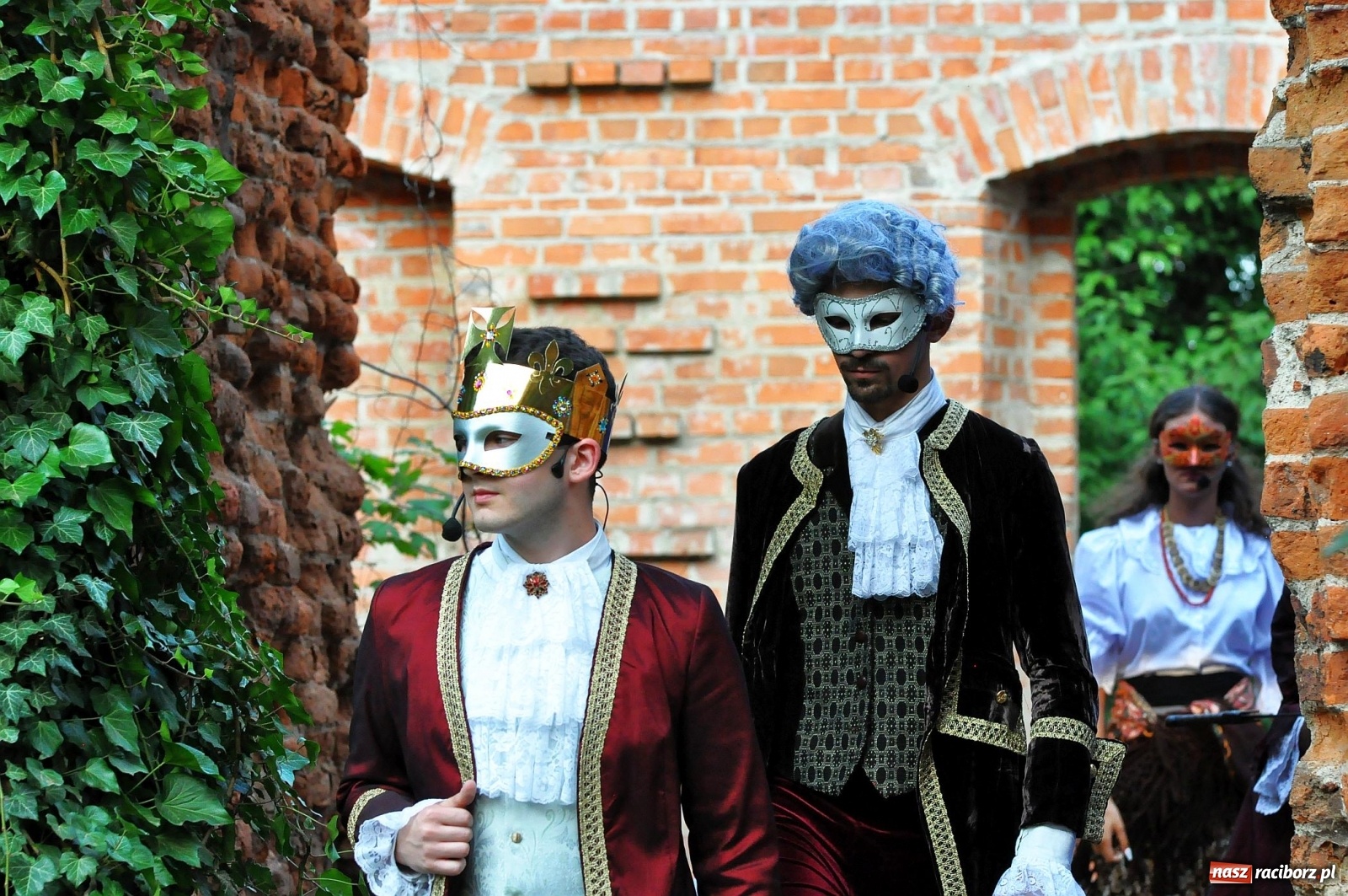 Zdjęcie w galerii na portalu naszraciborz.pl: Uprowadzenie - inscenizacja na tle starych ruin w Łubowicach [FOTO i WIDEO]  wiadomości z regionu