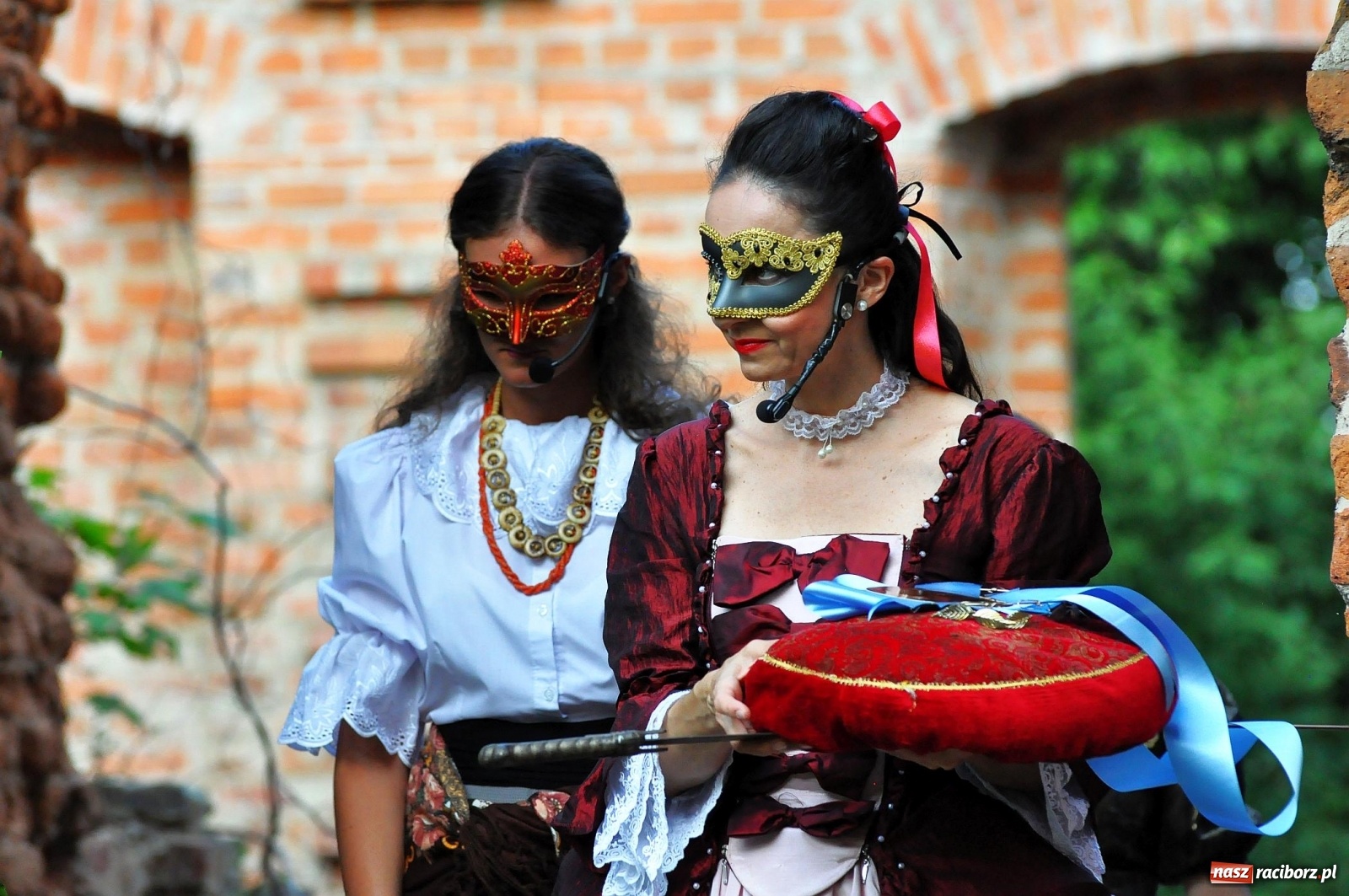 Zdjęcie w galerii na portalu naszraciborz.pl: Uprowadzenie - inscenizacja na tle starych ruin w Łubowicach [FOTO i WIDEO]  wiadomości z regionu