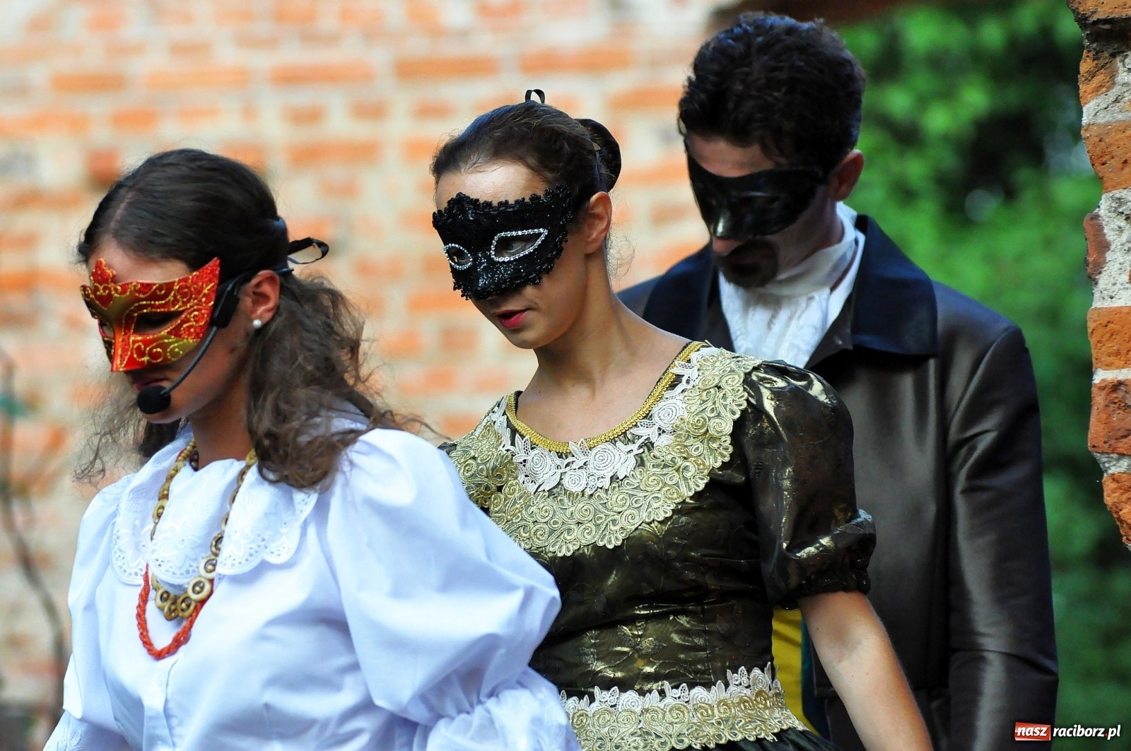 Zdjęcie w galerii na portalu naszraciborz.pl: Uprowadzenie - inscenizacja na tle starych ruin w Łubowicach [FOTO i WIDEO]  wiadomości z regionu