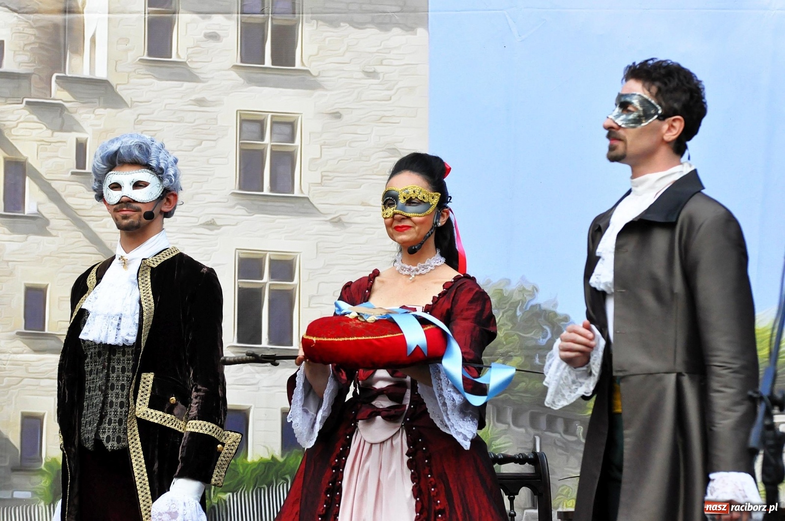 Zdjęcie w galerii na portalu naszraciborz.pl: Uprowadzenie - inscenizacja na tle starych ruin w Łubowicach [FOTO i WIDEO]  wiadomości z regionu