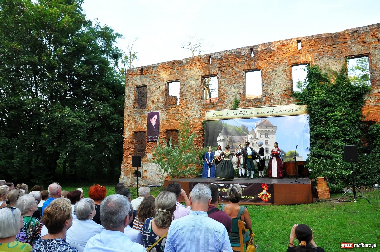 Zdjęcie w galerii na portalu naszraciborz.pl: Uprowadzenie - inscenizacja na tle starych ruin w Łubowicach [FOTO i WIDEO]  wiadomości z regionu