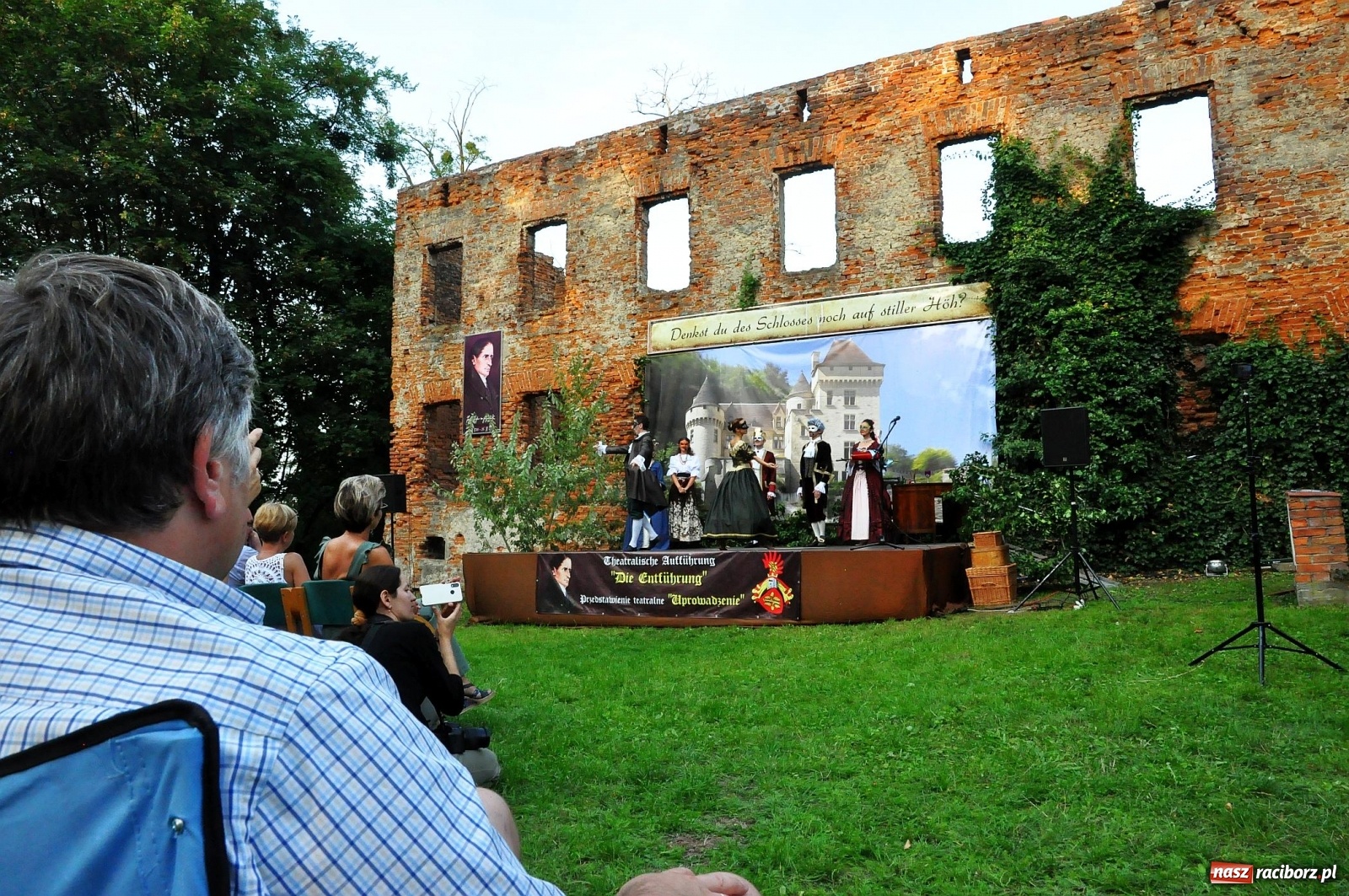 Zdjęcie w galerii na portalu naszraciborz.pl: Uprowadzenie - inscenizacja na tle starych ruin w Łubowicach [FOTO i WIDEO]  wiadomości z regionu