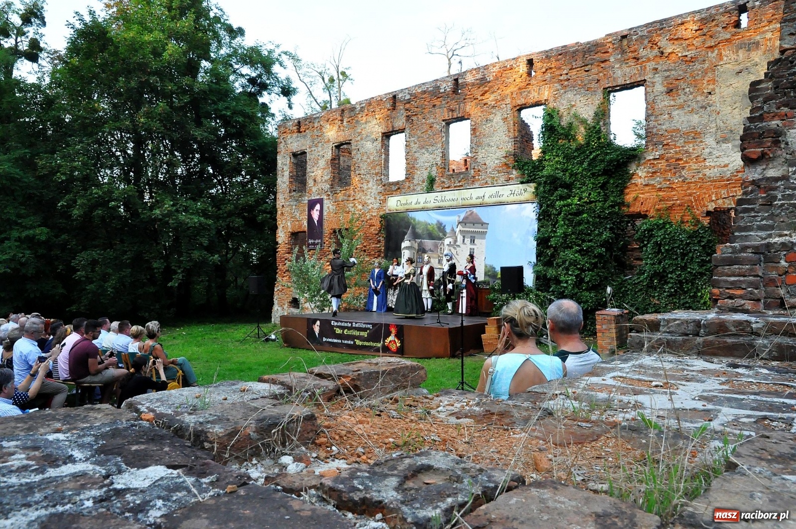 Zdjęcie w galerii na portalu naszraciborz.pl: Uprowadzenie - inscenizacja na tle starych ruin w Łubowicach [FOTO i WIDEO]  wiadomości z regionu