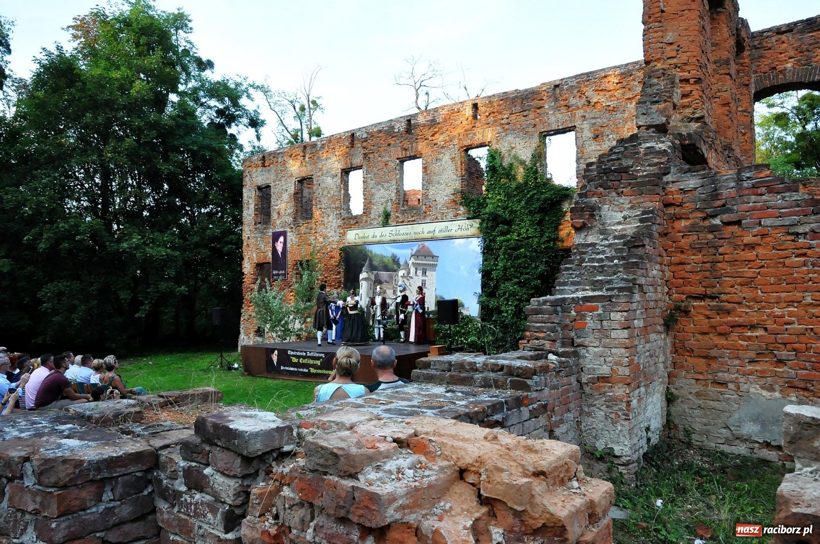 Zdjęcie w galerii na portalu naszraciborz.pl: Uprowadzenie - inscenizacja na tle starych ruin w Łubowicach [FOTO i WIDEO]  wiadomości z regionu