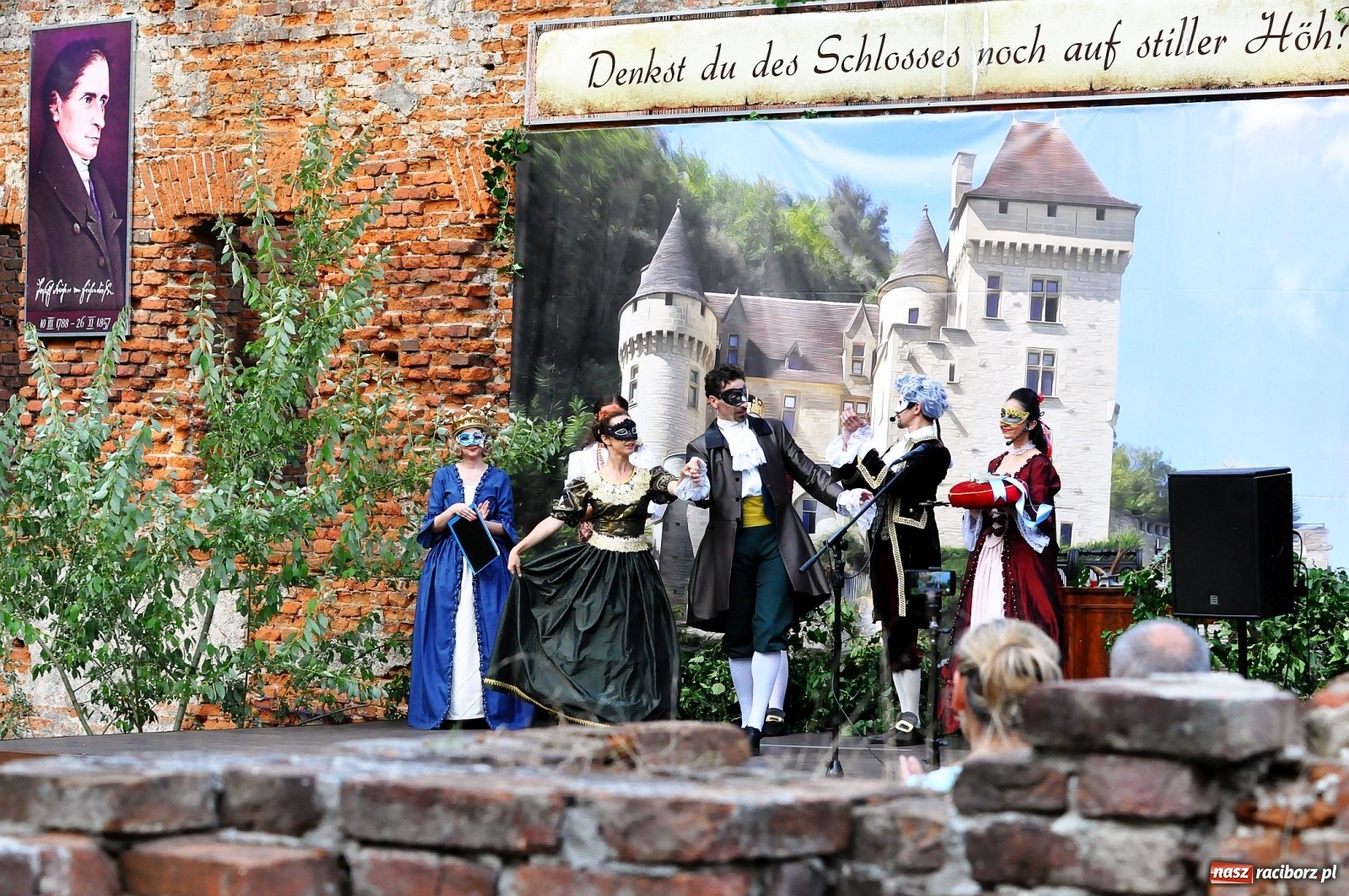 Zdjęcie w galerii na portalu naszraciborz.pl: Uprowadzenie - inscenizacja na tle starych ruin w Łubowicach [FOTO i WIDEO]  wiadomości z regionu