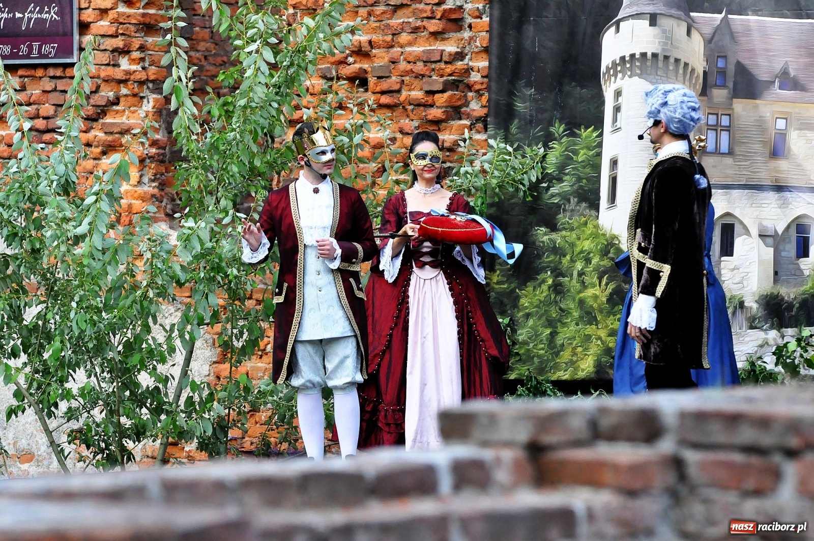Zdjęcie w galerii na portalu naszraciborz.pl: Uprowadzenie - inscenizacja na tle starych ruin w Łubowicach [FOTO i WIDEO]  wiadomości z regionu