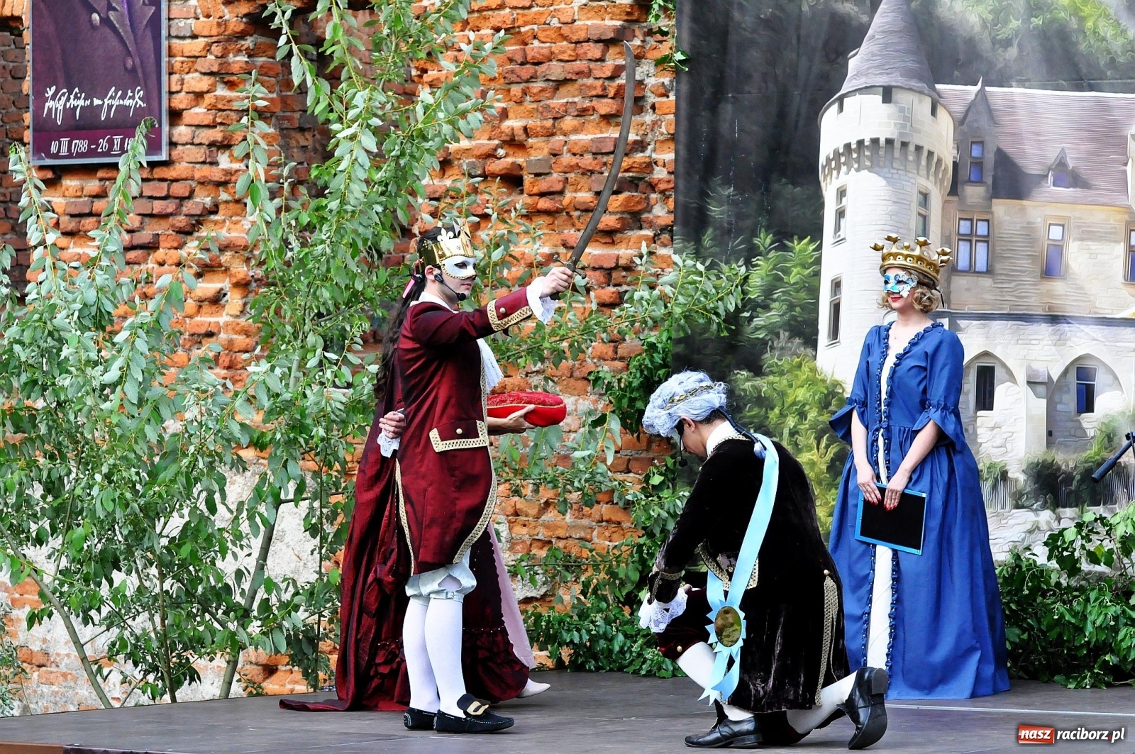Zdjęcie w galerii na portalu naszraciborz.pl: Uprowadzenie - inscenizacja na tle starych ruin w Łubowicach [FOTO i WIDEO]  wiadomości z regionu