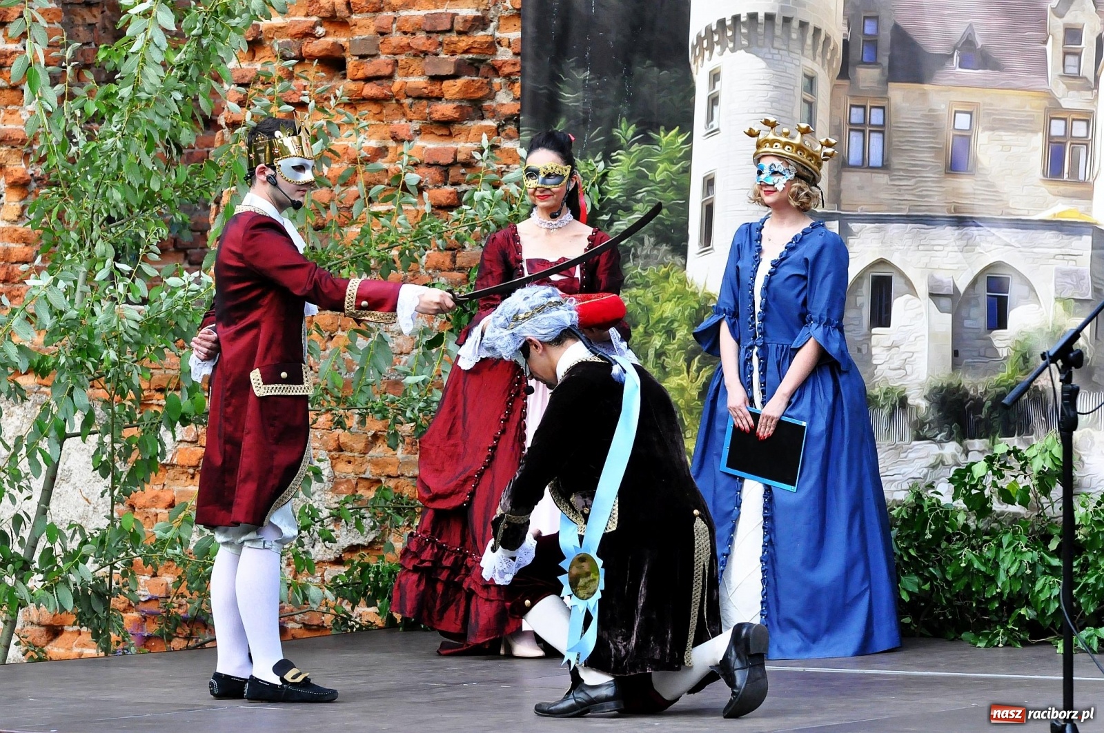 Zdjęcie w galerii na portalu naszraciborz.pl: Uprowadzenie - inscenizacja na tle starych ruin w Łubowicach [FOTO i WIDEO]  wiadomości z regionu