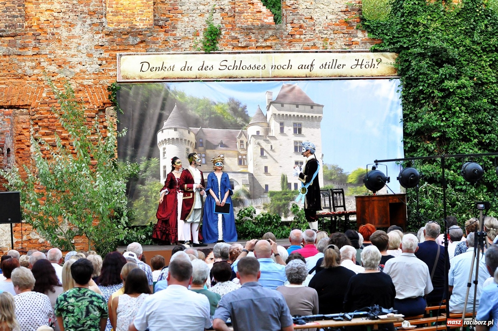 Zdjęcie w galerii na portalu naszraciborz.pl: Uprowadzenie - inscenizacja na tle starych ruin w Łubowicach [FOTO i WIDEO]  wiadomości z regionu