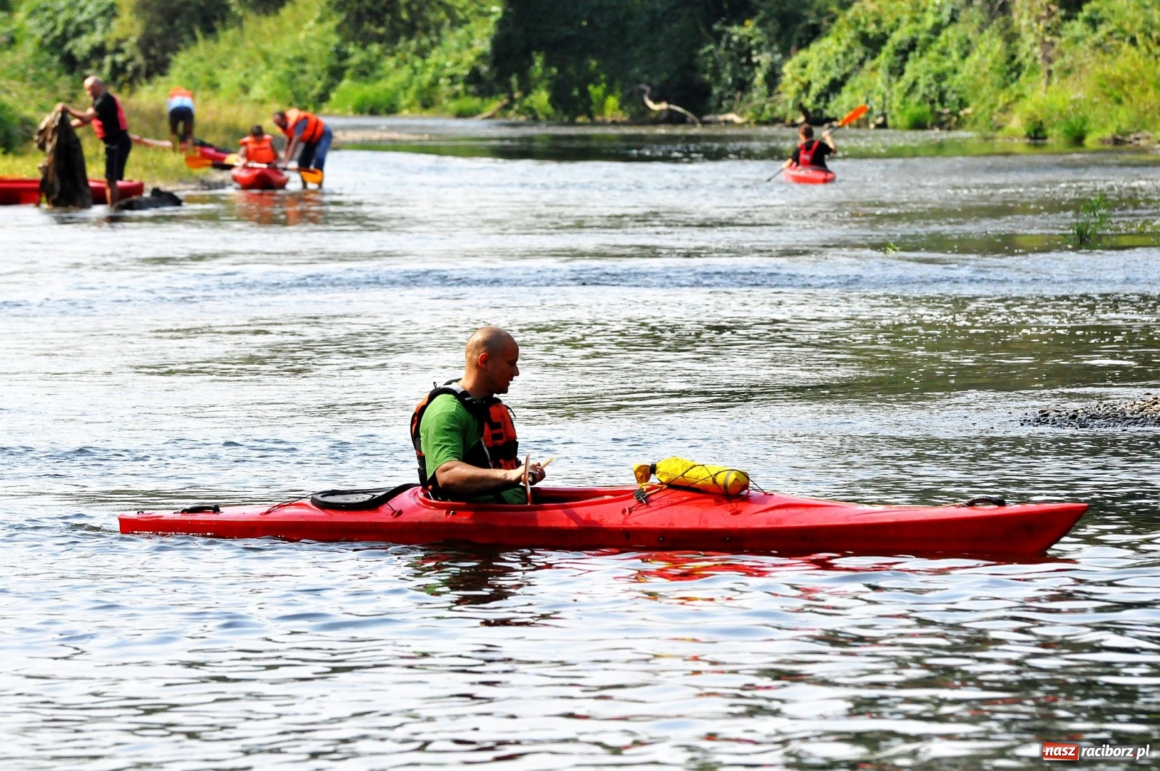 Zdjęcie w galerii na portalu naszraciborz.pl: Raciborskie sprzątanie Odry. W korycie znaleziono pocisk [FOTO i WIDEO]  wiadomości z regionu