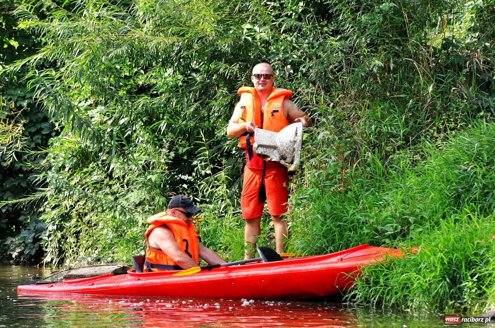 Zdjęcie w galerii na portalu naszraciborz.pl: Raciborskie sprzątanie Odry. W korycie znaleziono pocisk [FOTO i WIDEO]  wiadomości z regionu
