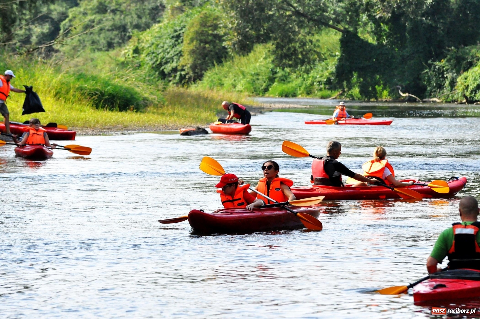 Zdjęcie w galerii na portalu naszraciborz.pl: Raciborskie sprzątanie Odry. W korycie znaleziono pocisk [FOTO i WIDEO]  wiadomości z regionu