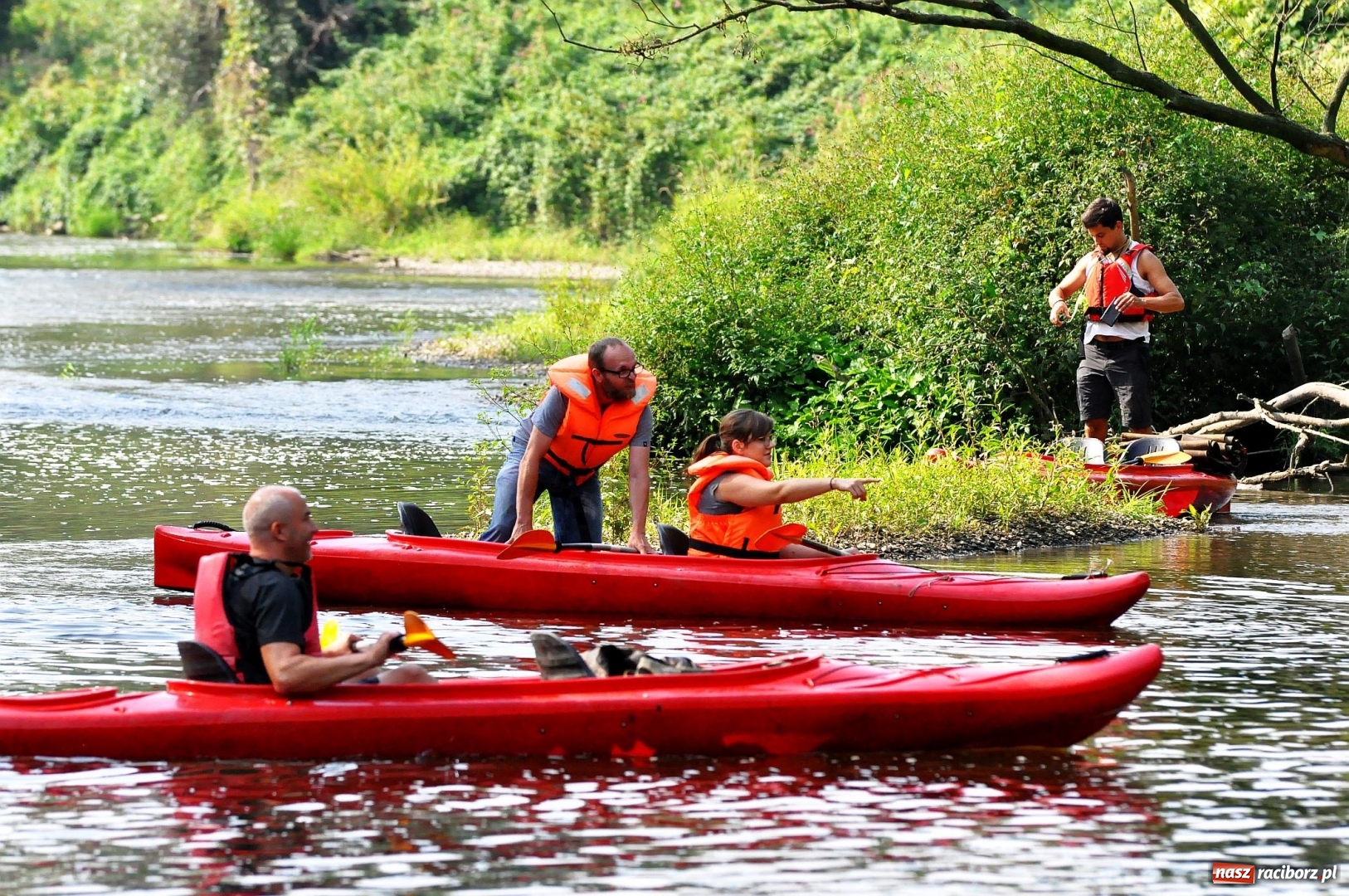 Zdjęcie w galerii na portalu naszraciborz.pl: Raciborskie sprzątanie Odry. W korycie znaleziono pocisk [FOTO i WIDEO]  wiadomości z regionu