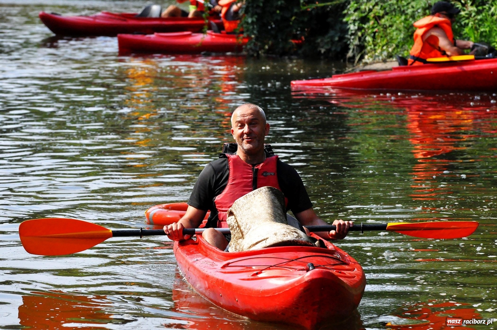 Zdjęcie w galerii na portalu naszraciborz.pl: Raciborskie sprzątanie Odry. W korycie znaleziono pocisk [FOTO i WIDEO]  wiadomości z regionu