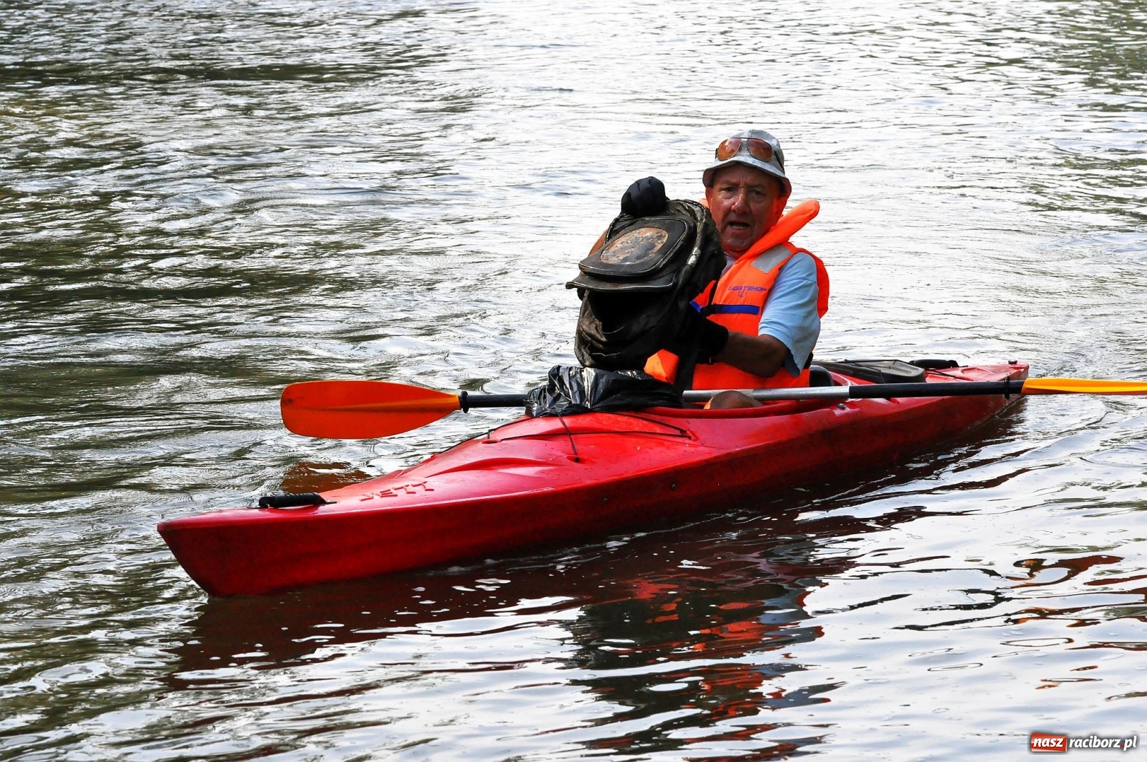 Zdjęcie w galerii na portalu naszraciborz.pl: Raciborskie sprzątanie Odry. W korycie znaleziono pocisk [FOTO i WIDEO]  wiadomości z regionu