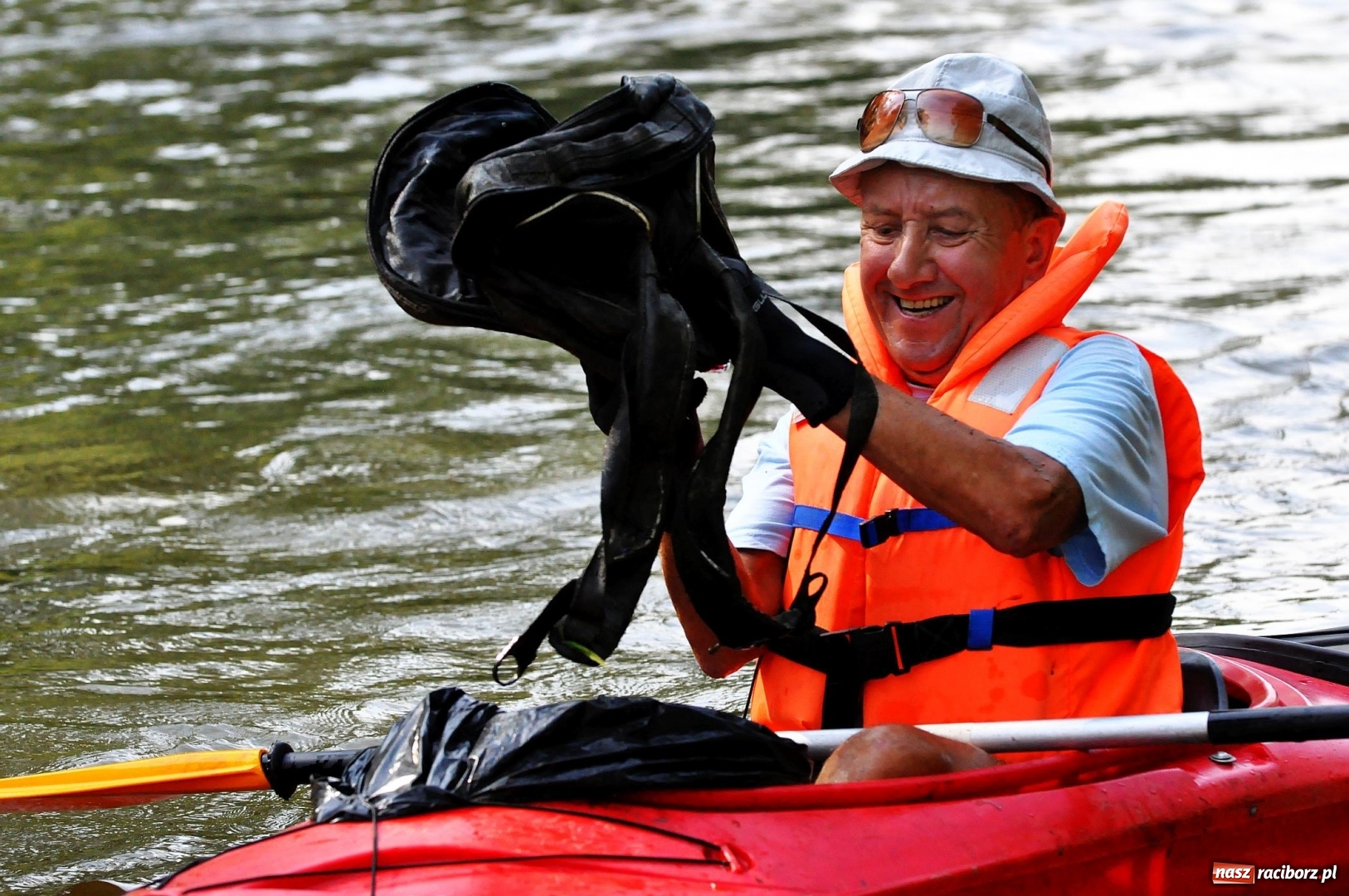 Zdjęcie w galerii na portalu naszraciborz.pl: Raciborskie sprzątanie Odry. W korycie znaleziono pocisk [FOTO i WIDEO]  wiadomości z regionu