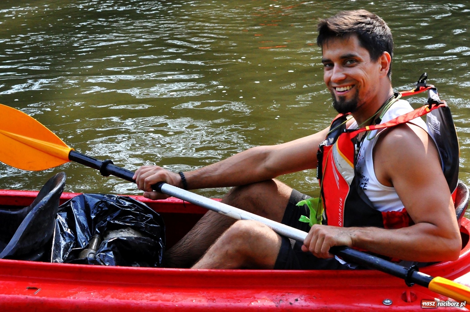 Zdjęcie w galerii na portalu naszraciborz.pl: Raciborskie sprzątanie Odry. W korycie znaleziono pocisk [FOTO i WIDEO]  wiadomości z regionu