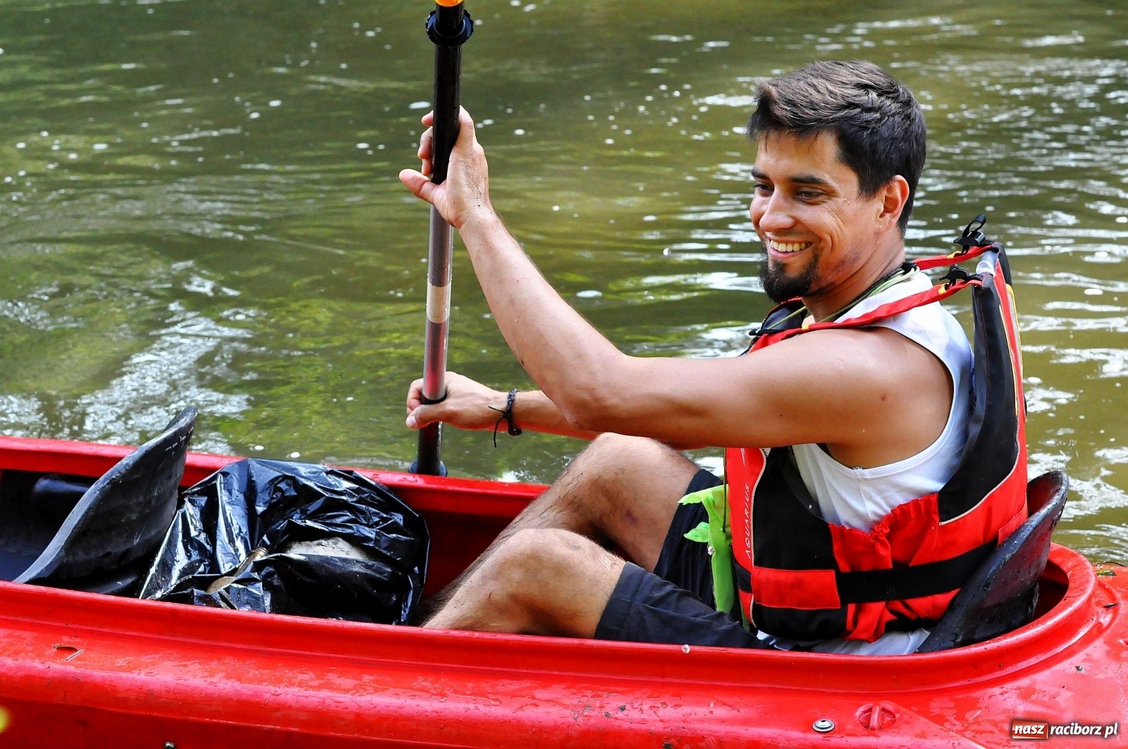 Zdjęcie w galerii na portalu naszraciborz.pl: Raciborskie sprzątanie Odry. W korycie znaleziono pocisk [FOTO i WIDEO]  wiadomości z regionu