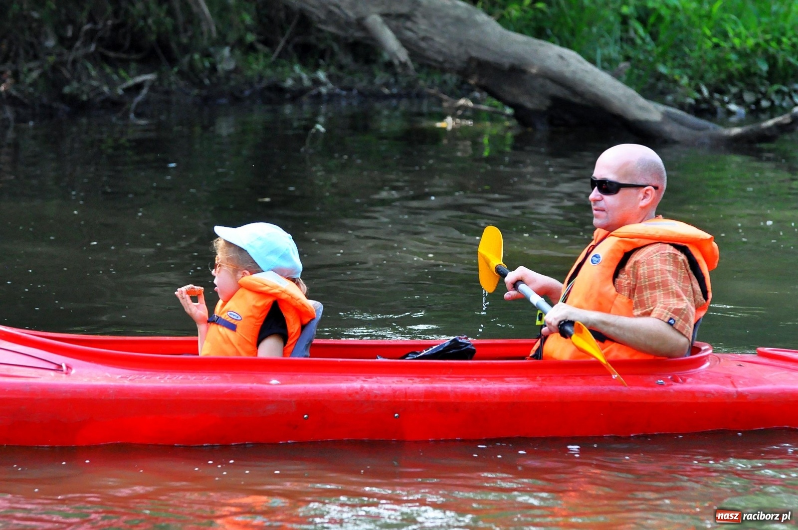 Zdjęcie w galerii na portalu naszraciborz.pl: Raciborskie sprzątanie Odry. W korycie znaleziono pocisk [FOTO i WIDEO]  wiadomości z regionu