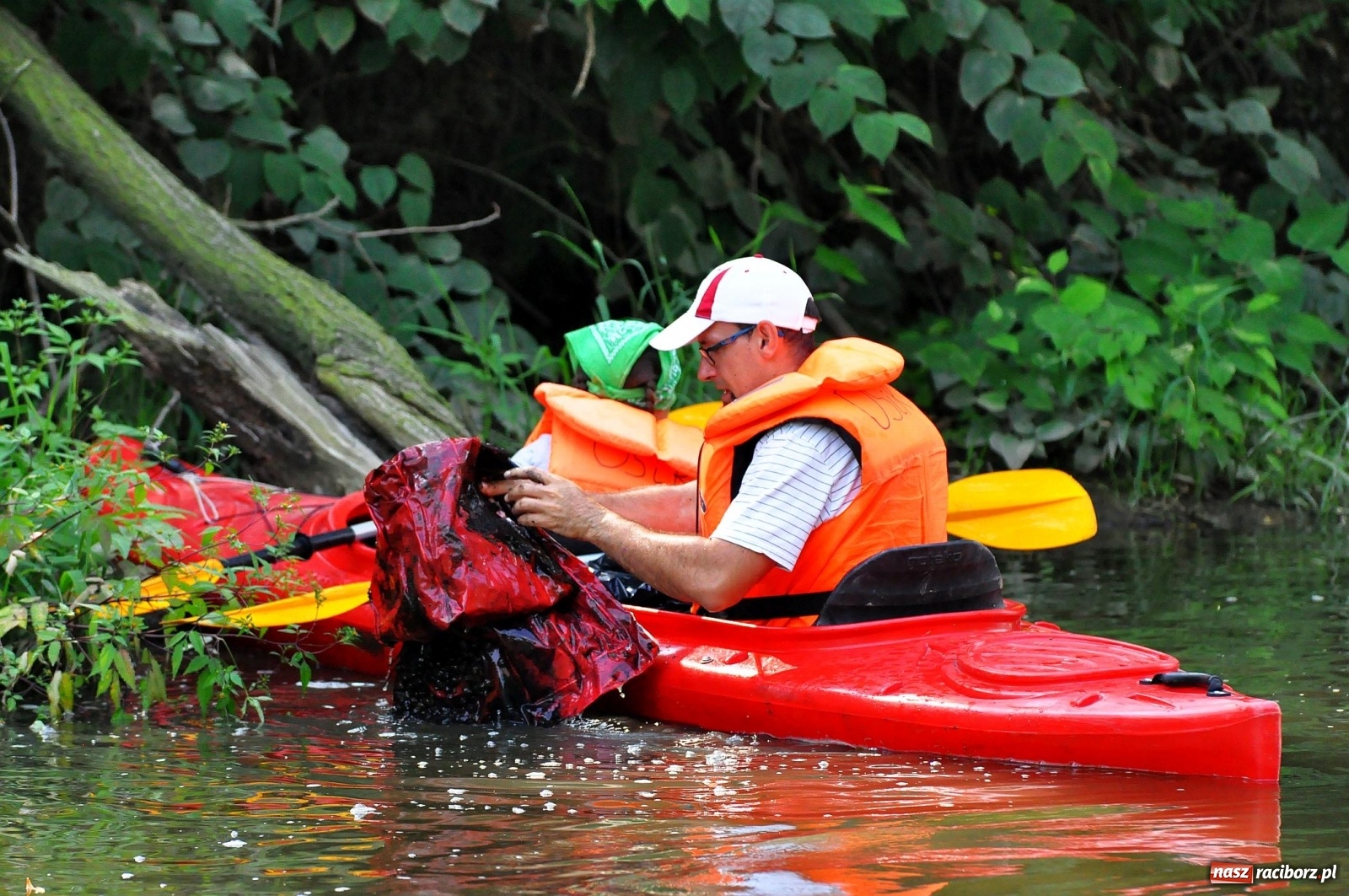 Zdjęcie w galerii na portalu naszraciborz.pl: Raciborskie sprzątanie Odry. W korycie znaleziono pocisk [FOTO i WIDEO]  wiadomości z regionu