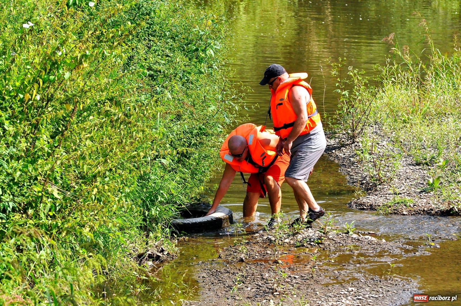 Zdjęcie w galerii na portalu naszraciborz.pl: Raciborskie sprzątanie Odry. W korycie znaleziono pocisk [FOTO i WIDEO]  wiadomości z regionu