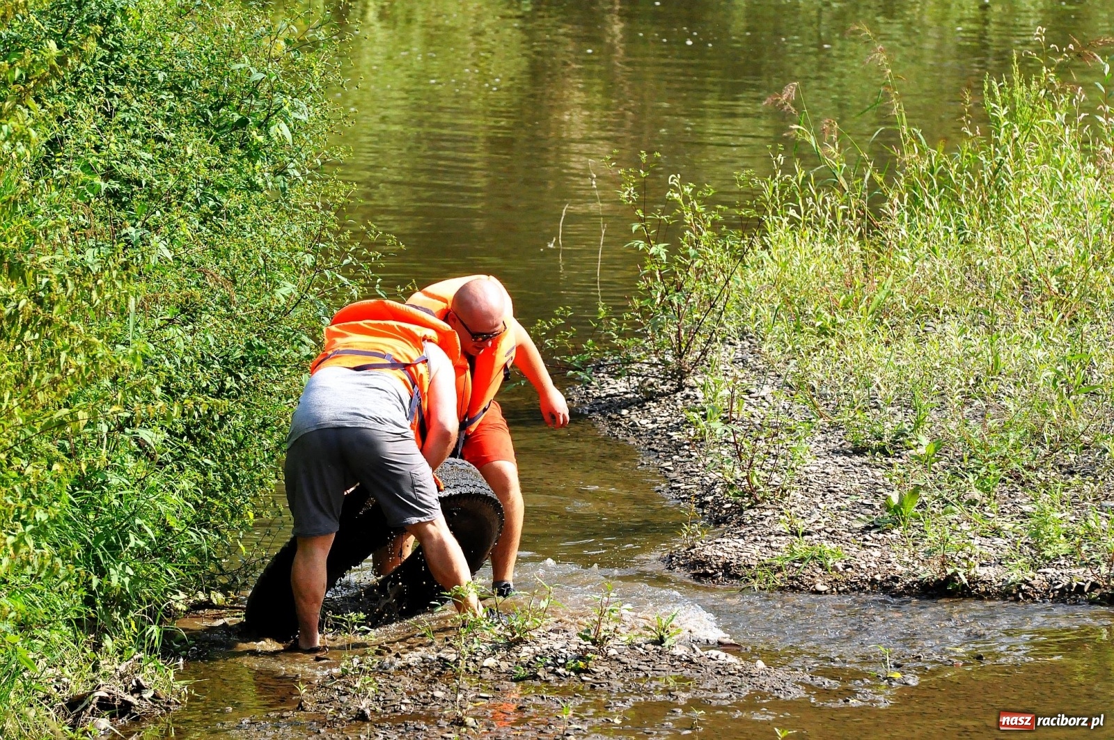 Zdjęcie w galerii na portalu naszraciborz.pl: Raciborskie sprzątanie Odry. W korycie znaleziono pocisk [FOTO i WIDEO]  wiadomości z regionu