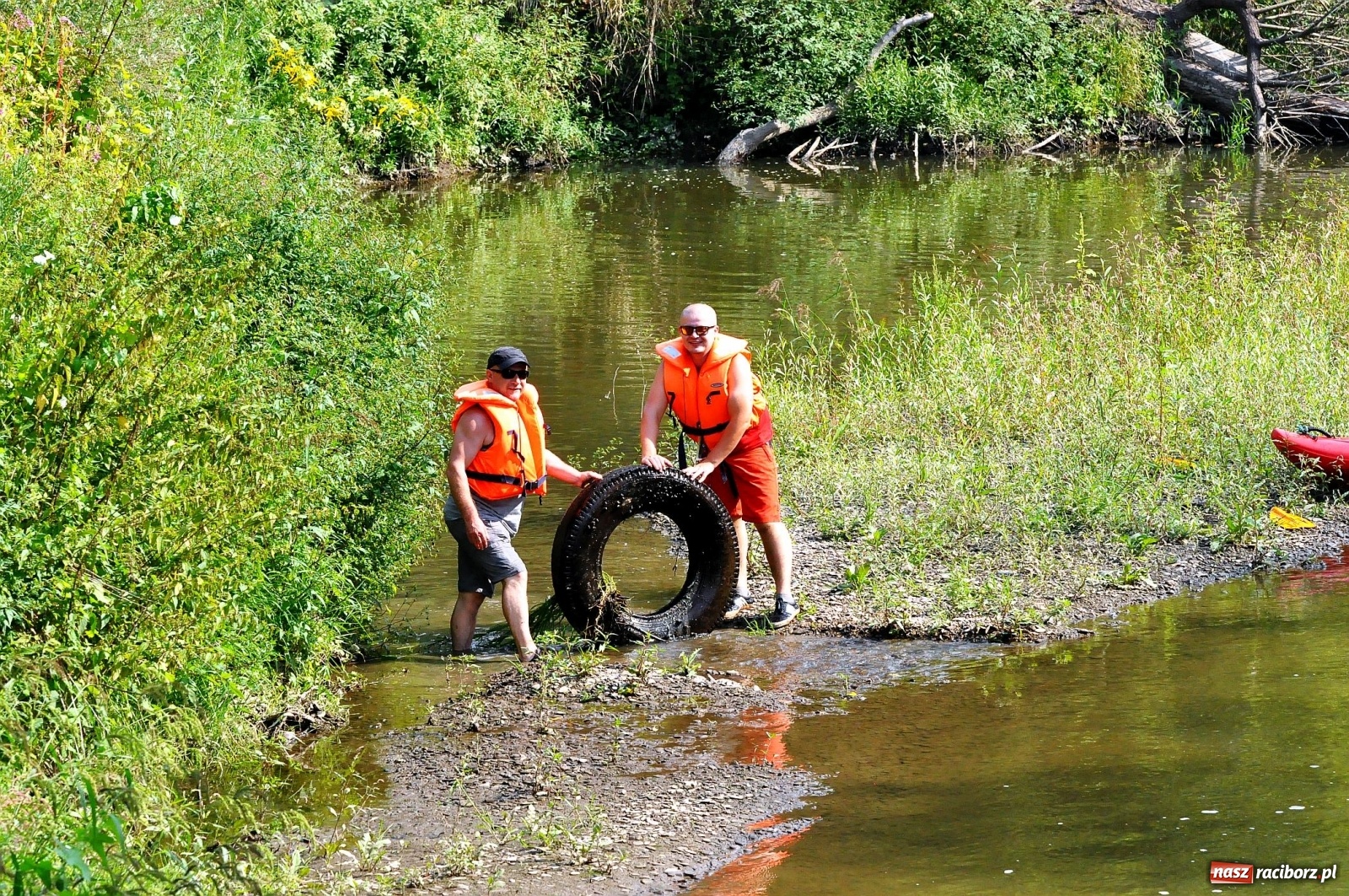 Zdjęcie w galerii na portalu naszraciborz.pl: Raciborskie sprzątanie Odry. W korycie znaleziono pocisk [FOTO i WIDEO]  wiadomości z regionu
