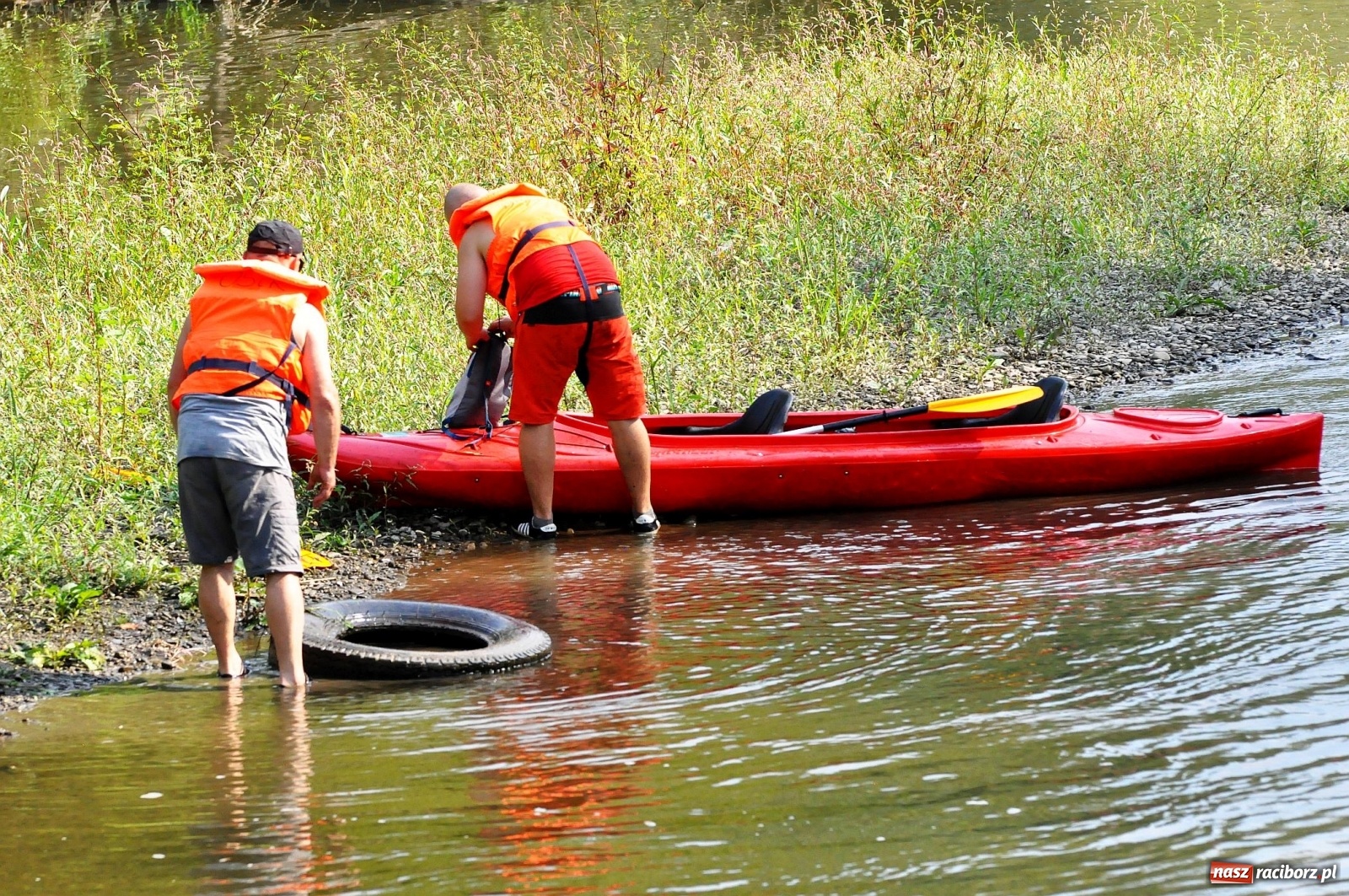 Zdjęcie w galerii na portalu naszraciborz.pl: Raciborskie sprzątanie Odry. W korycie znaleziono pocisk [FOTO i WIDEO]  wiadomości z regionu
