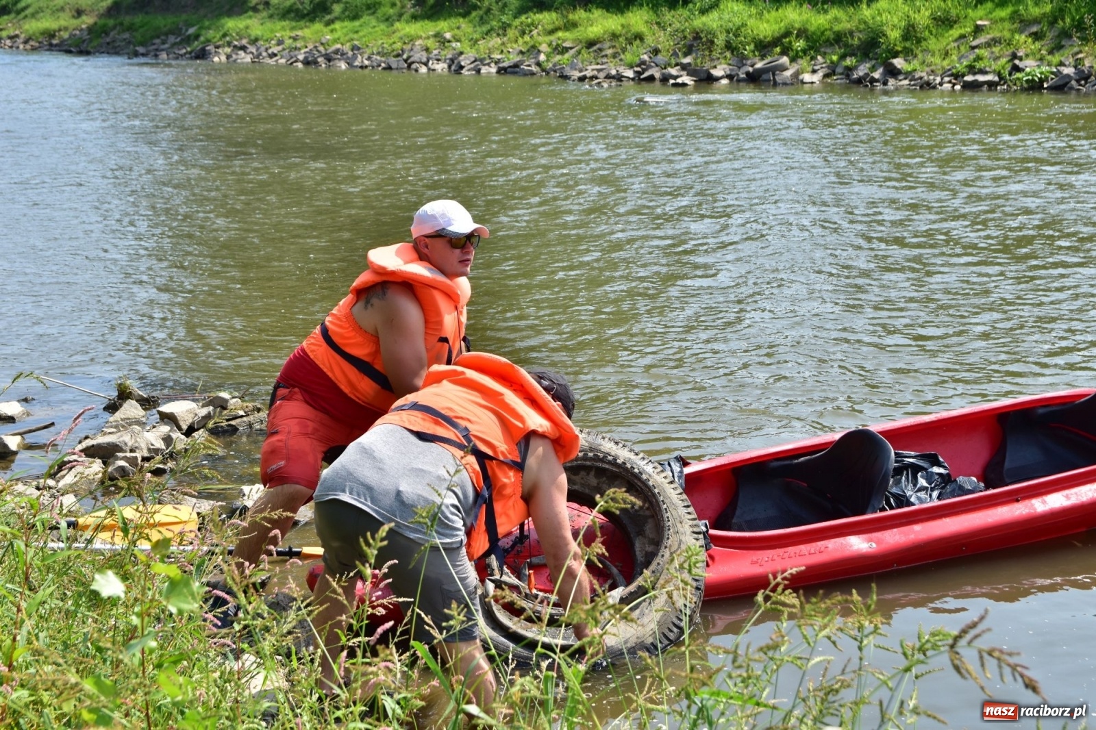 Zdjęcie w galerii na portalu naszraciborz.pl: Organizatorzy Pływadła szukają chętnych do sprzątania Odry wiadomości z regionu